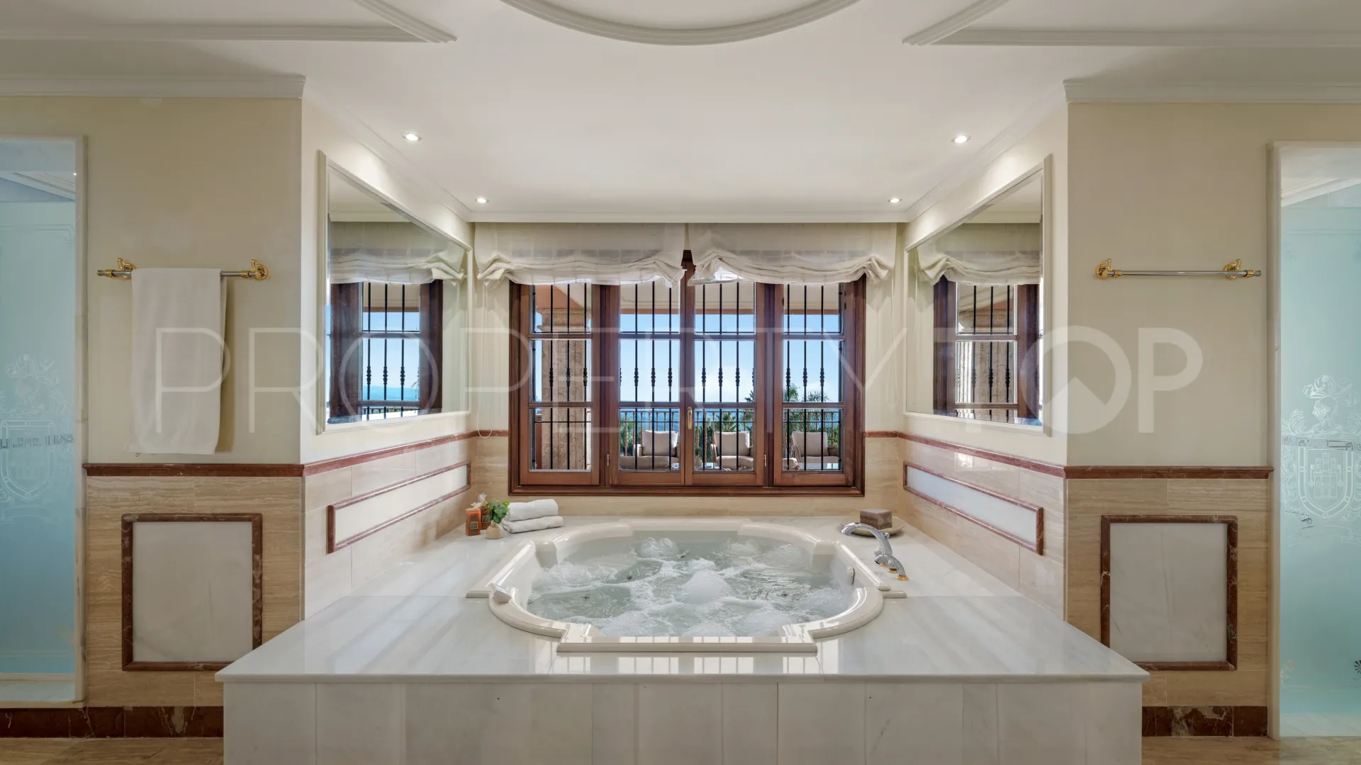 Buy villa in Sierra Blanca with 7 bedrooms