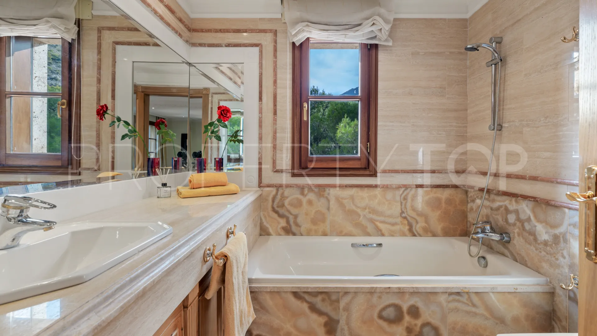 Buy villa in Sierra Blanca with 7 bedrooms