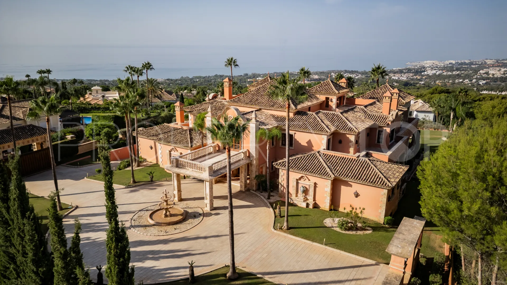Buy villa in Sierra Blanca with 7 bedrooms