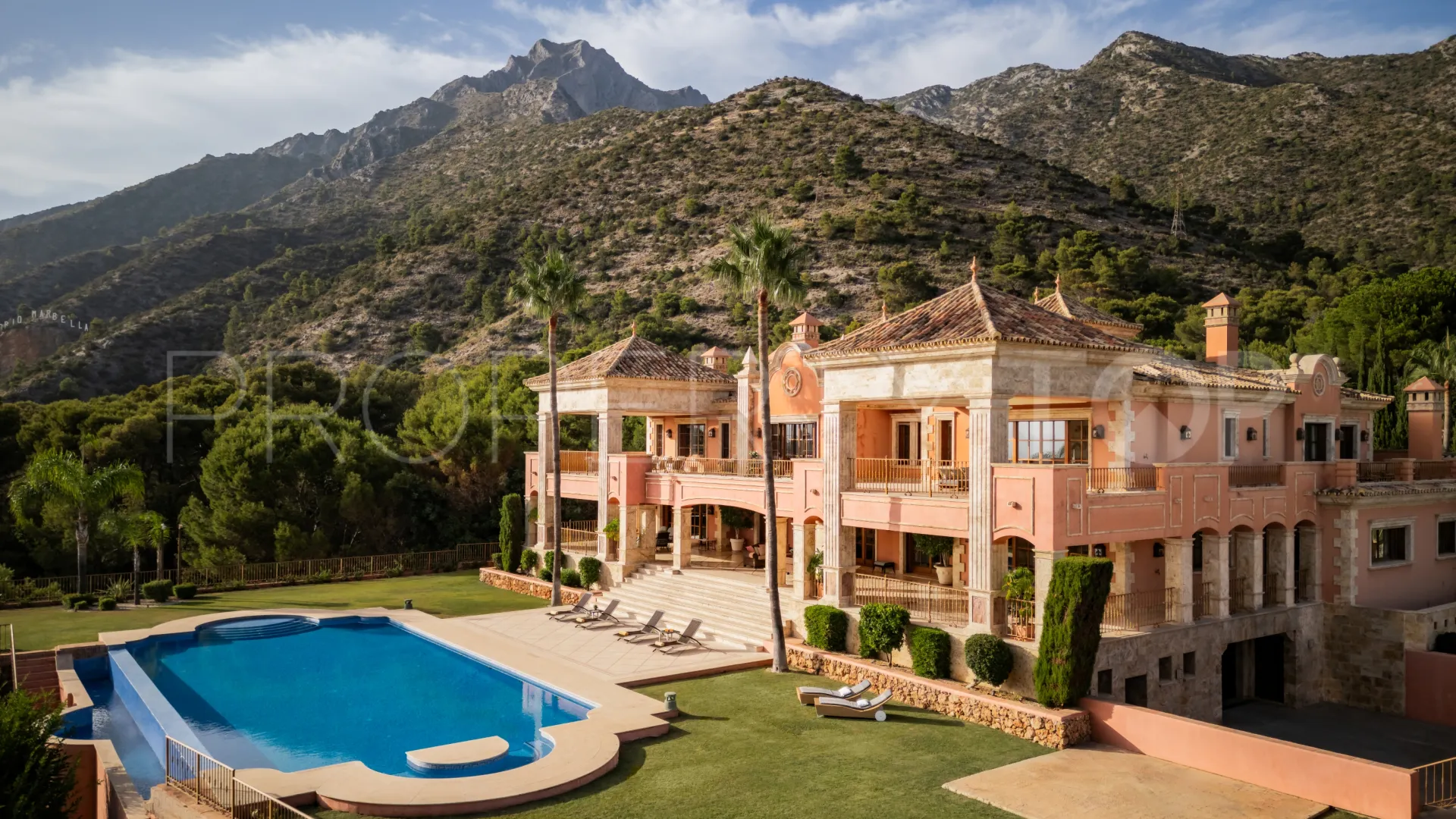 Buy villa in Sierra Blanca with 7 bedrooms