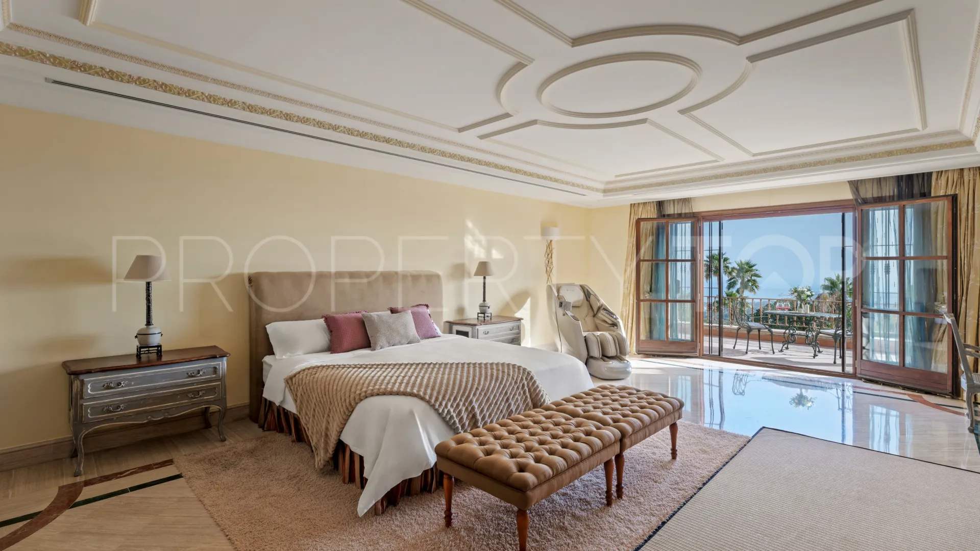 Buy villa in Sierra Blanca with 7 bedrooms