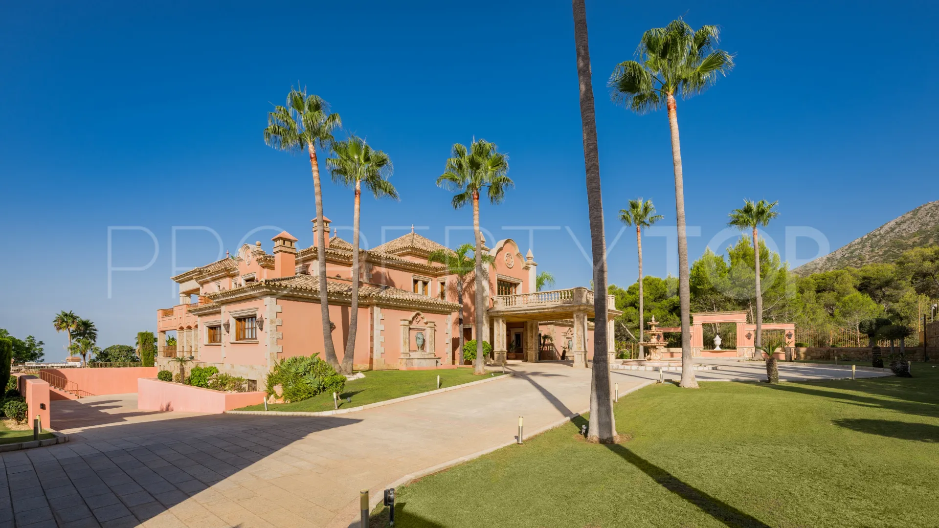 Buy villa in Sierra Blanca with 7 bedrooms