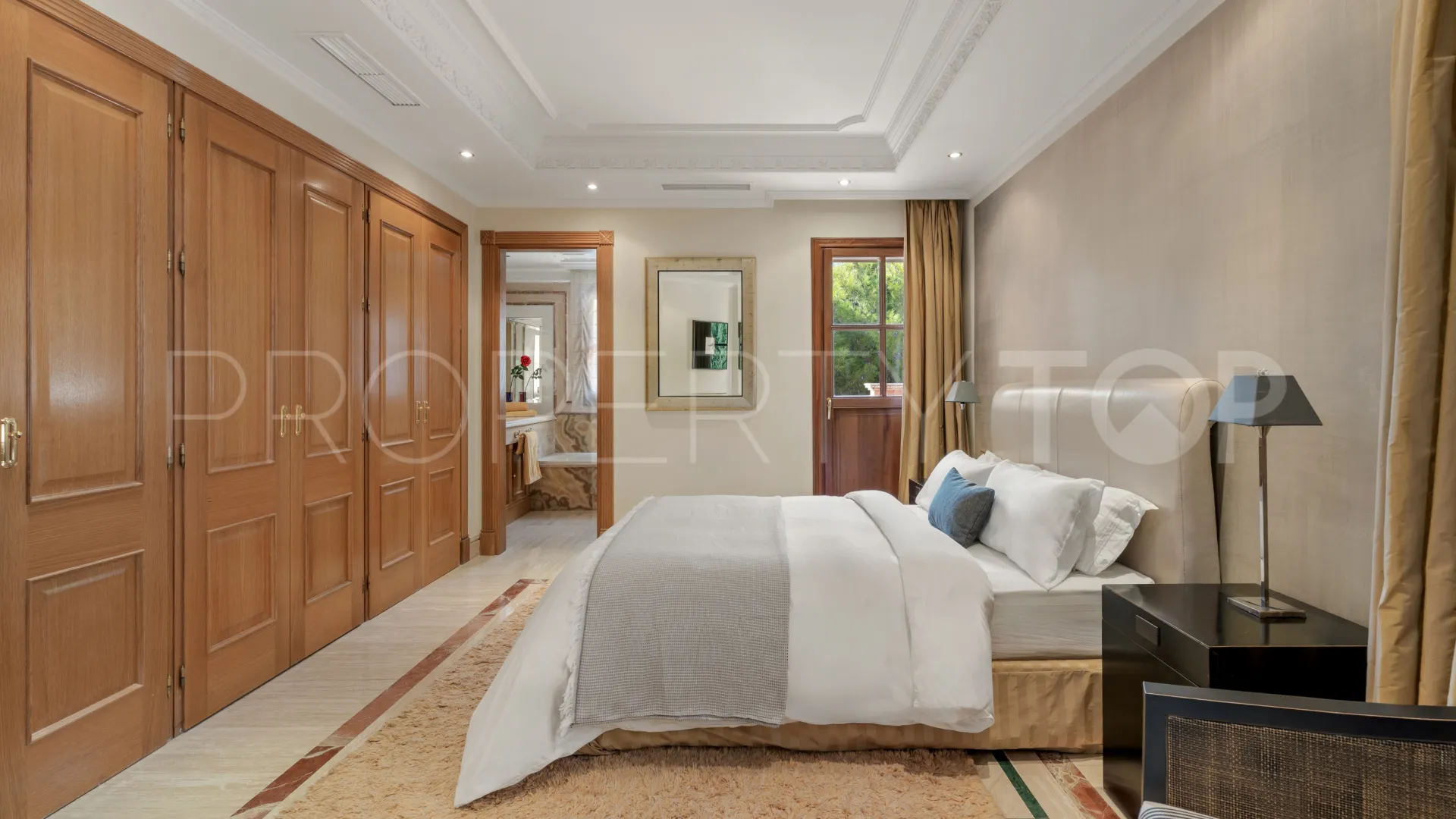 Buy villa in Sierra Blanca with 7 bedrooms