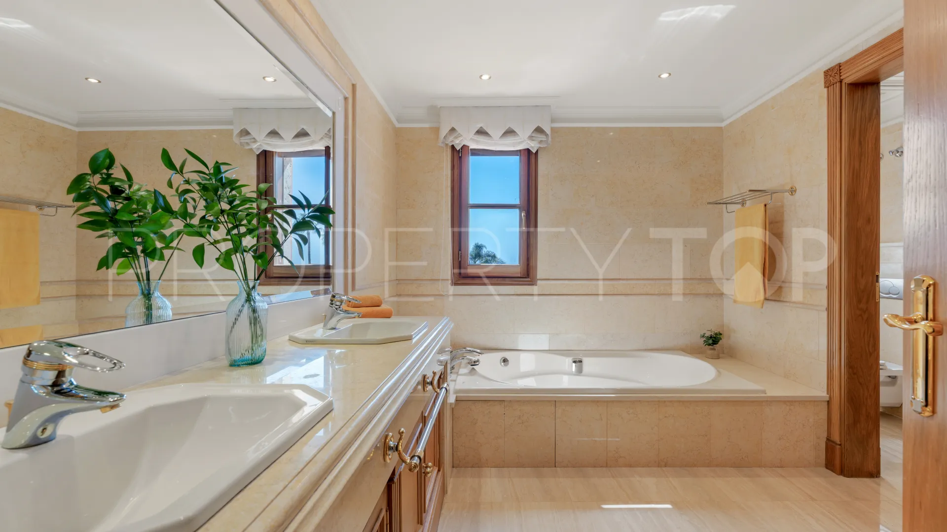 Buy villa in Sierra Blanca with 7 bedrooms