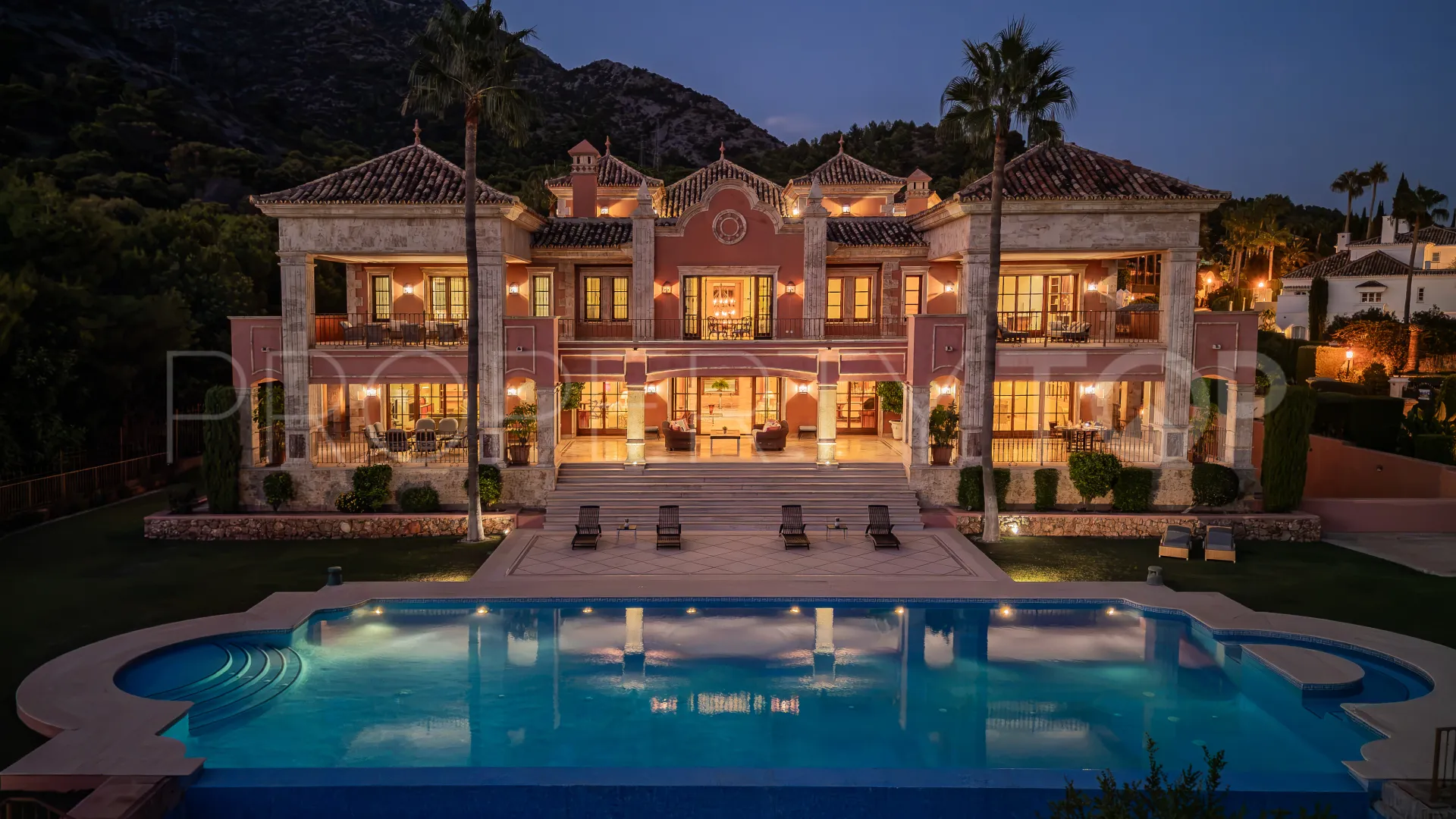 Buy villa in Sierra Blanca with 7 bedrooms