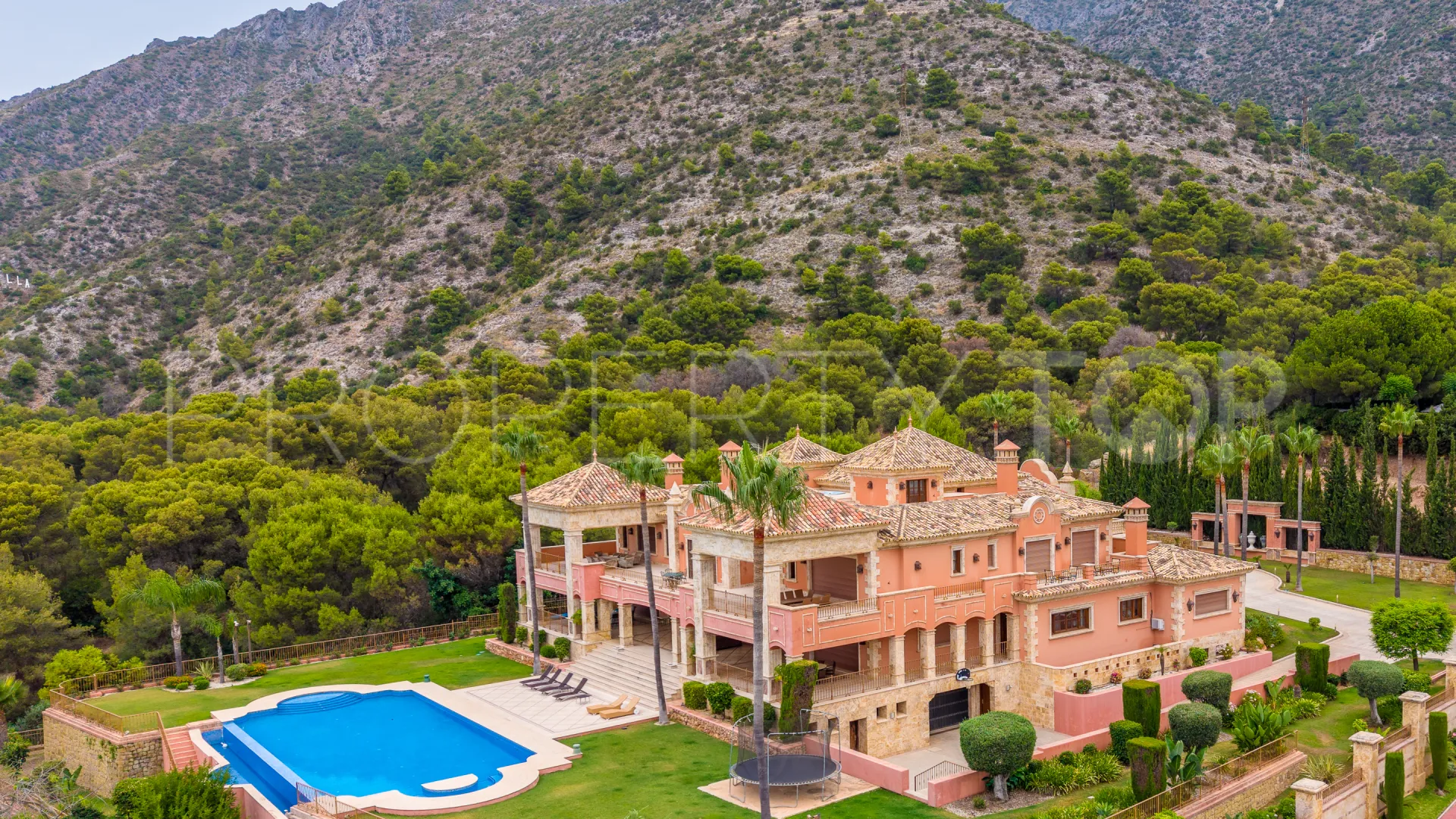 Buy villa in Sierra Blanca with 7 bedrooms