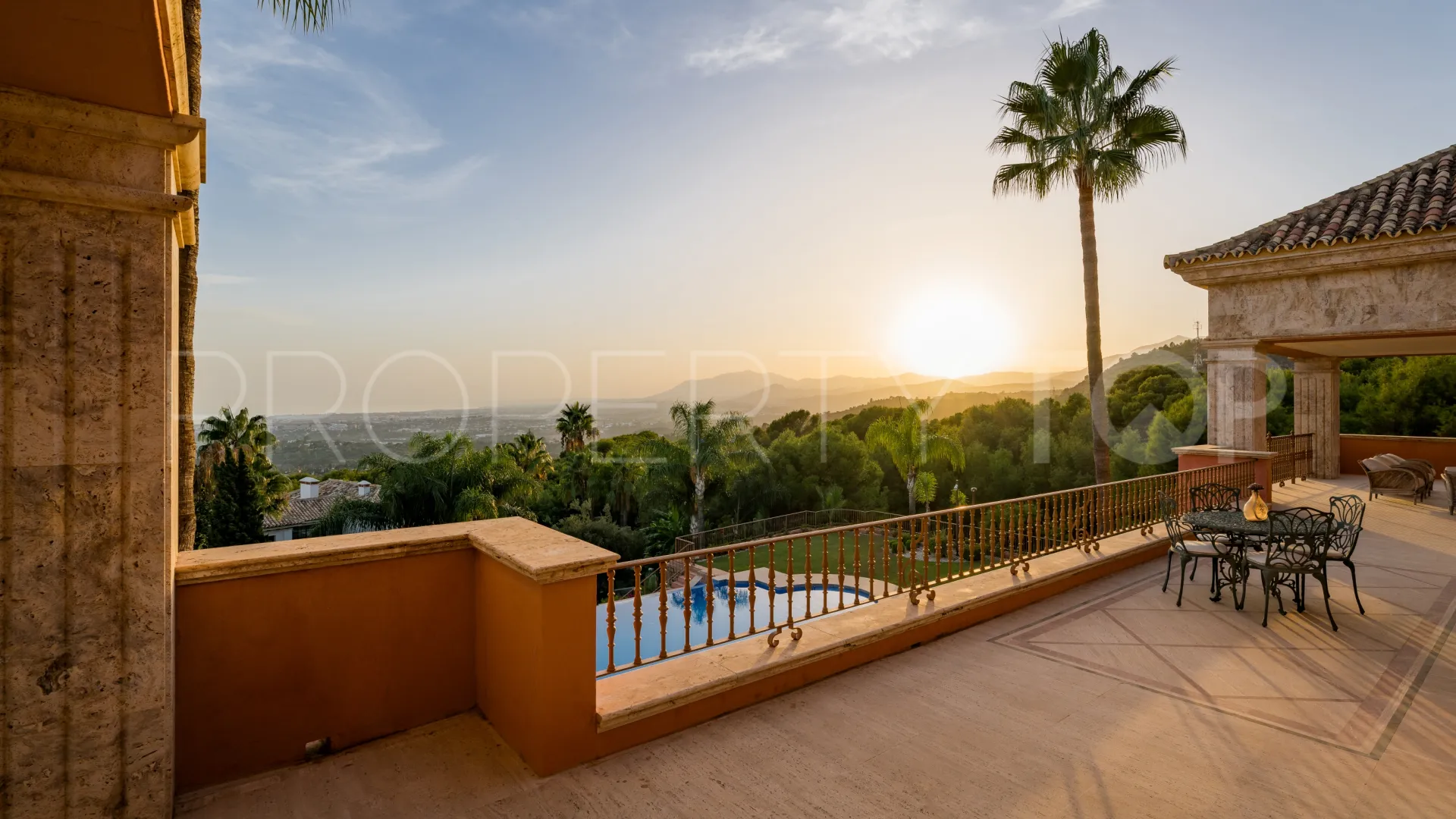 Buy villa in Sierra Blanca with 7 bedrooms