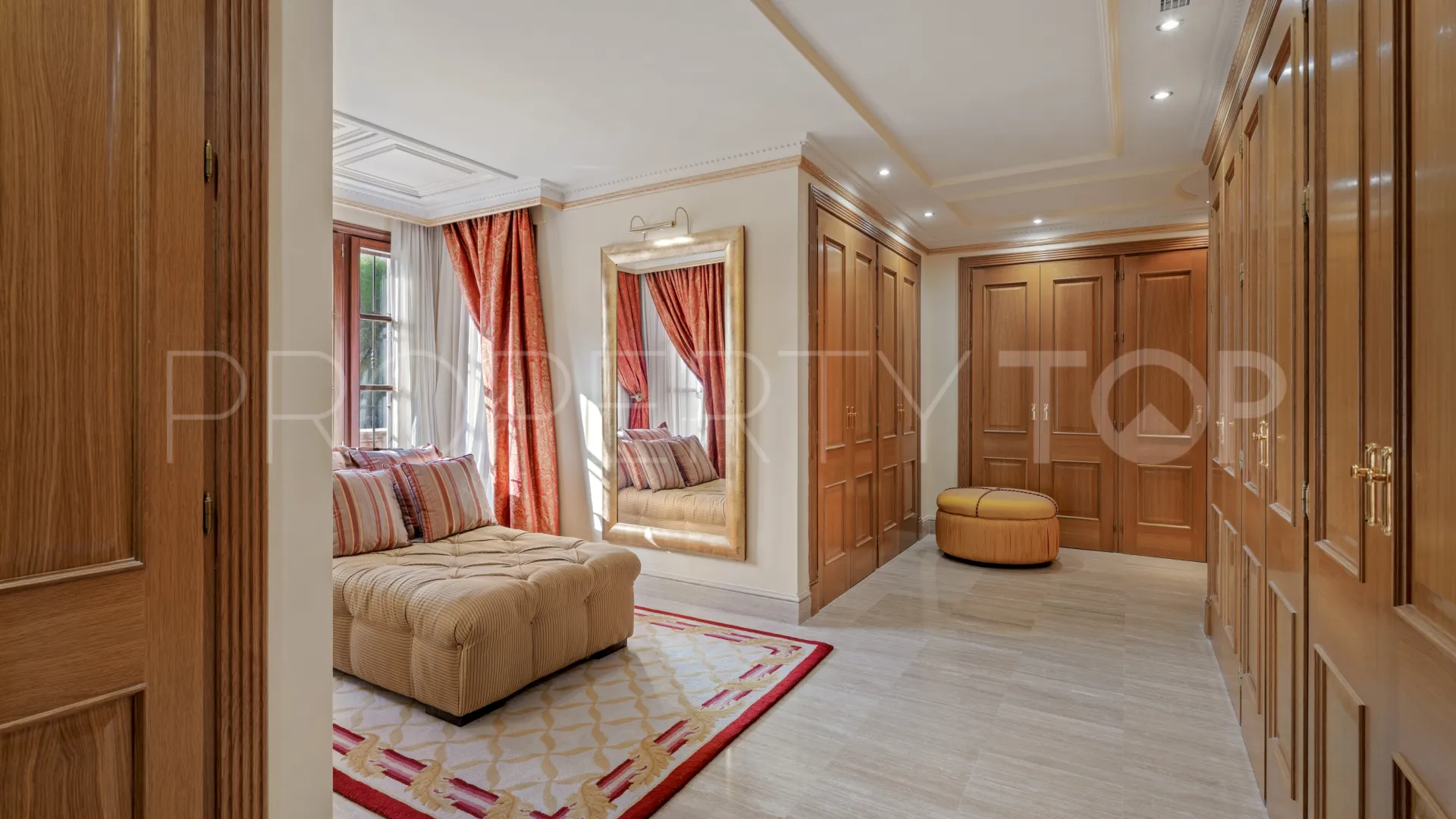 Buy villa in Sierra Blanca with 7 bedrooms