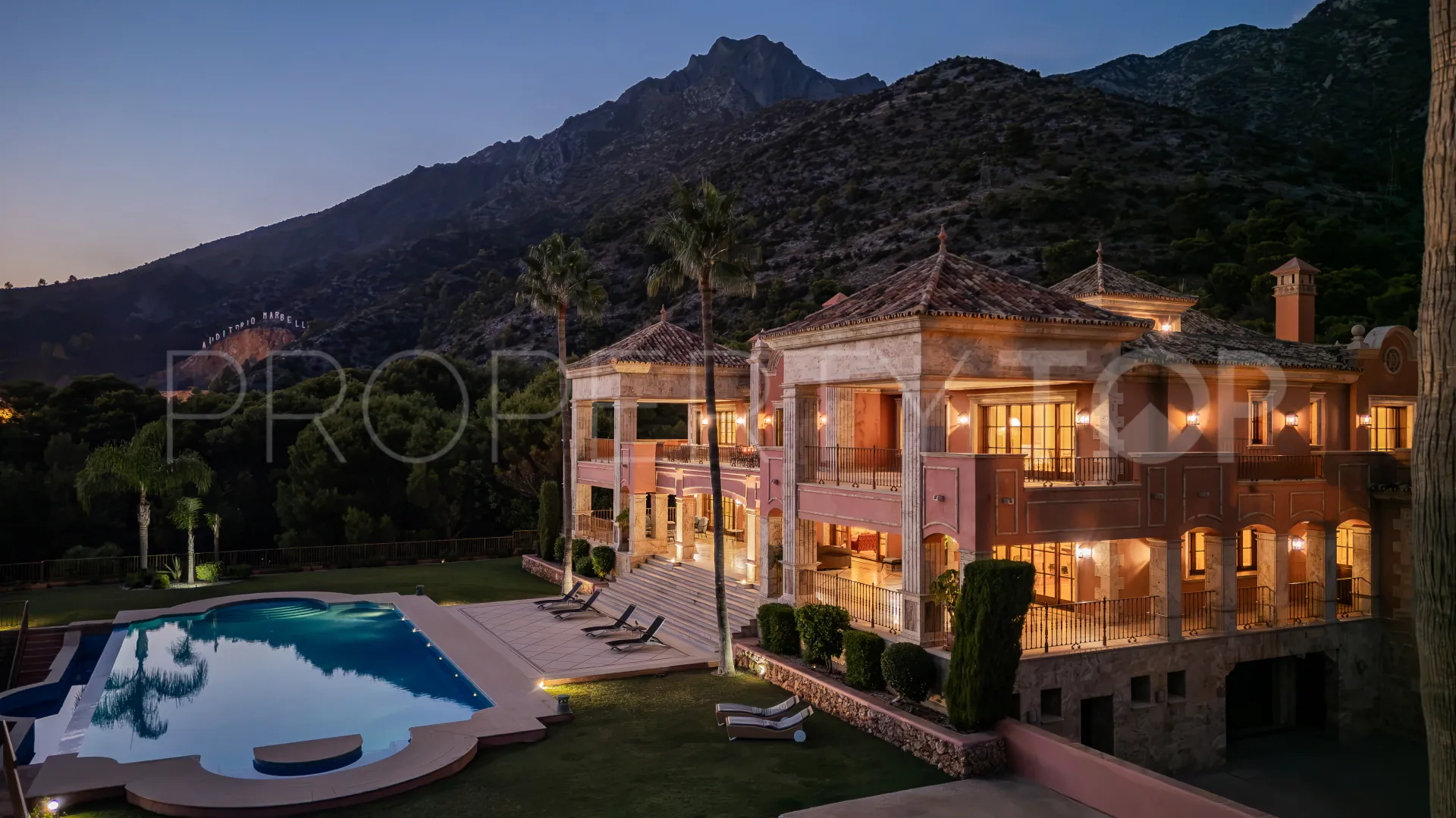 Buy villa in Sierra Blanca with 7 bedrooms