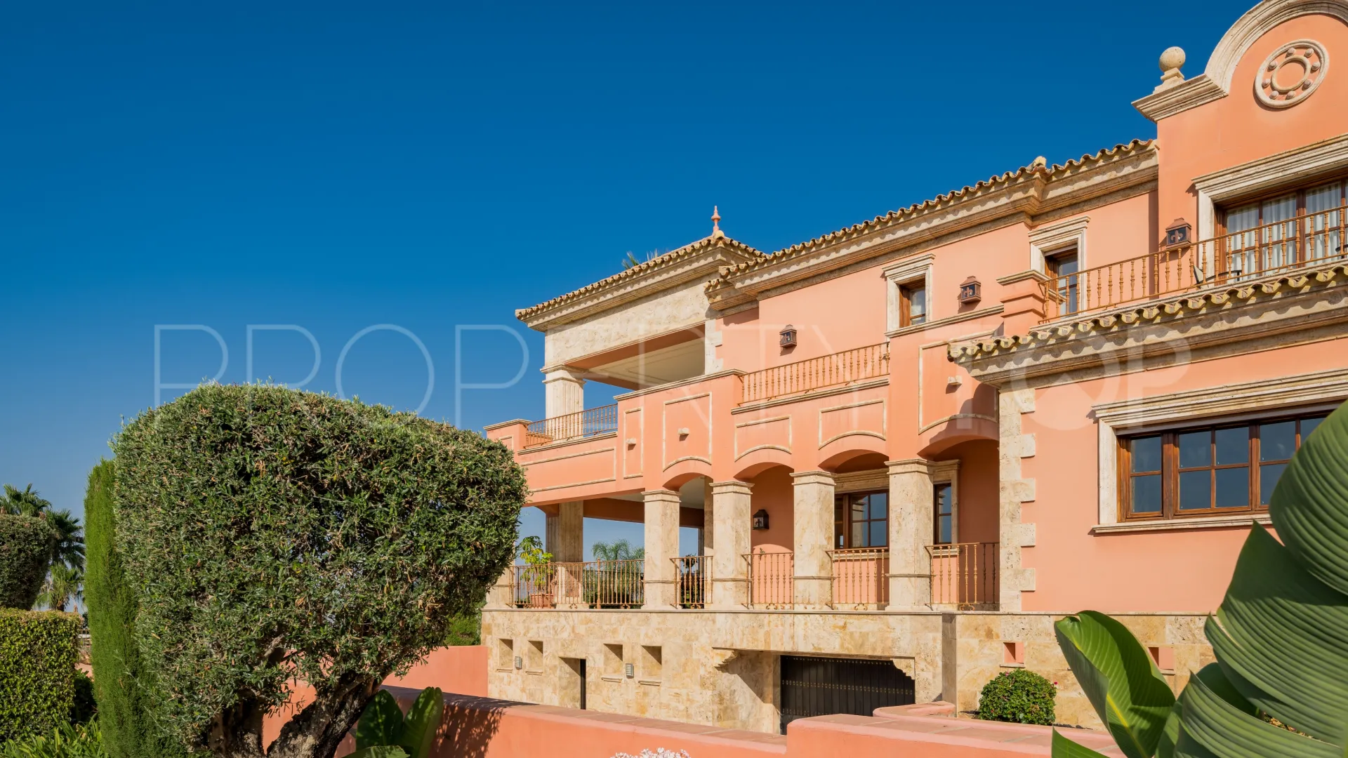 Buy villa in Sierra Blanca with 7 bedrooms