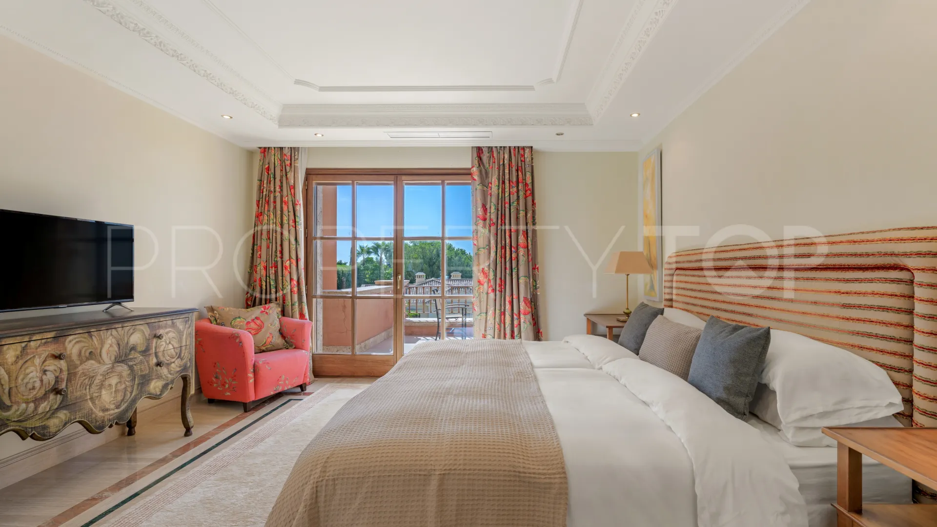 Buy villa in Sierra Blanca with 7 bedrooms