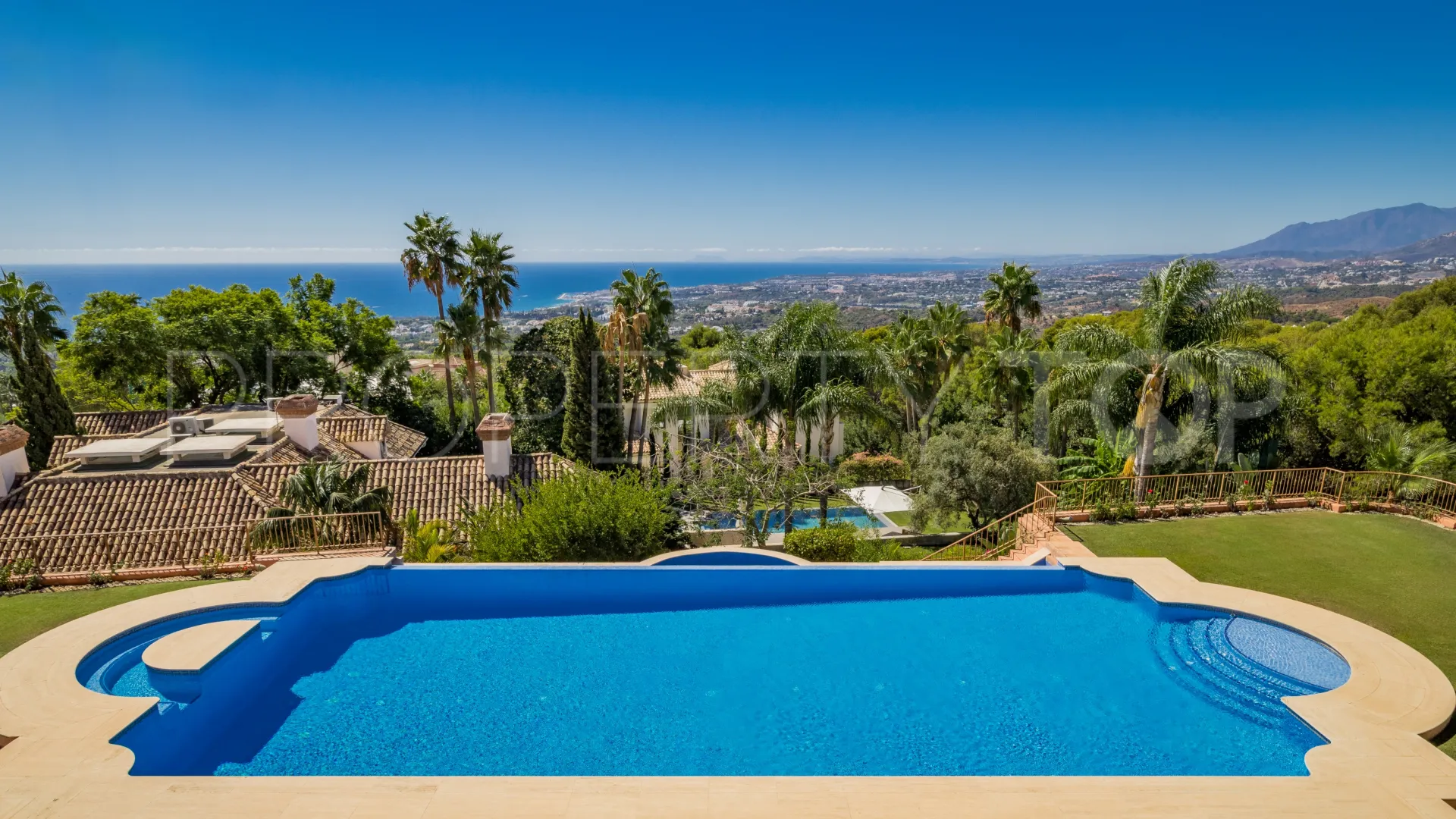 Buy villa in Sierra Blanca with 7 bedrooms