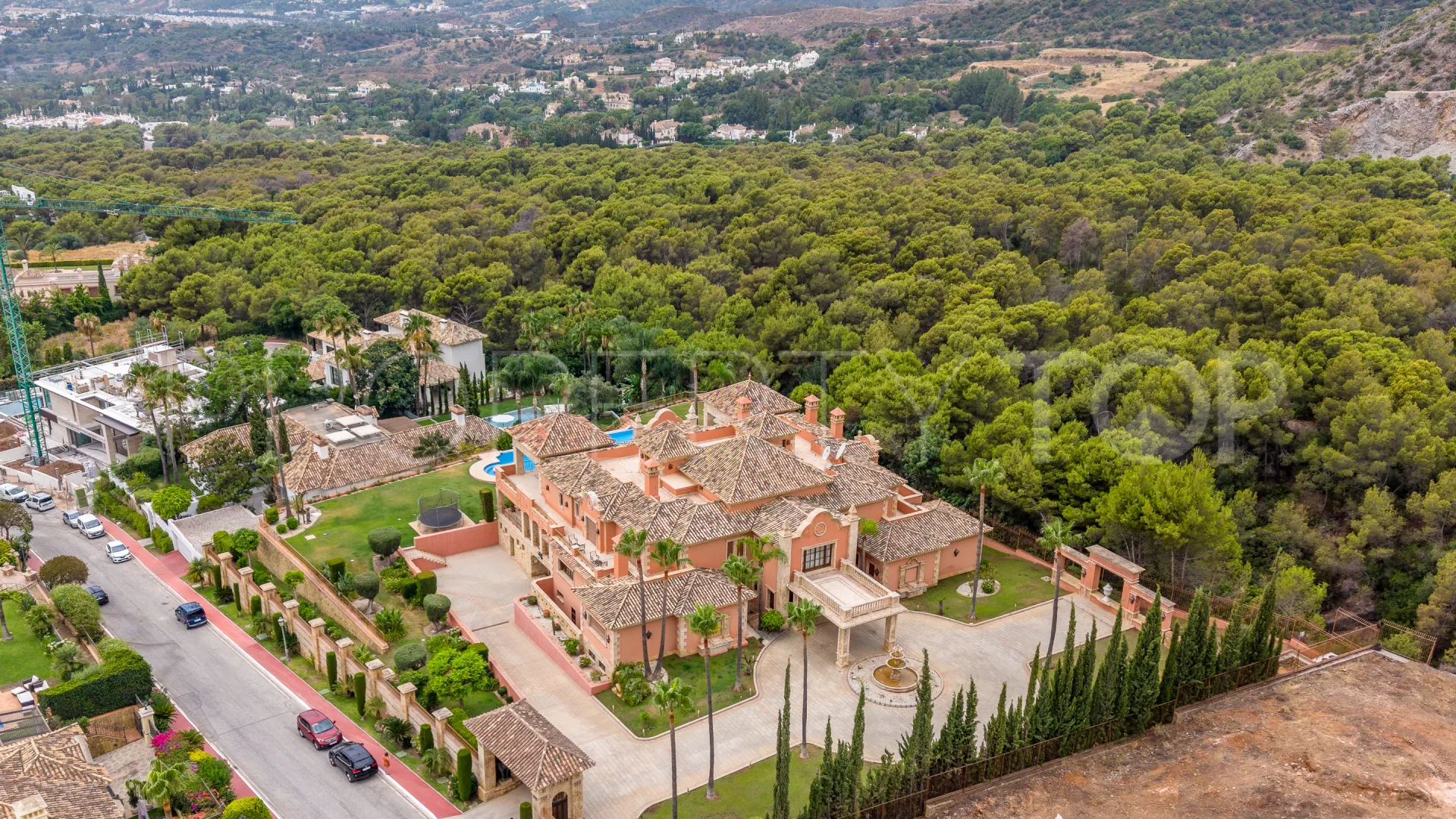 Buy villa in Sierra Blanca with 7 bedrooms