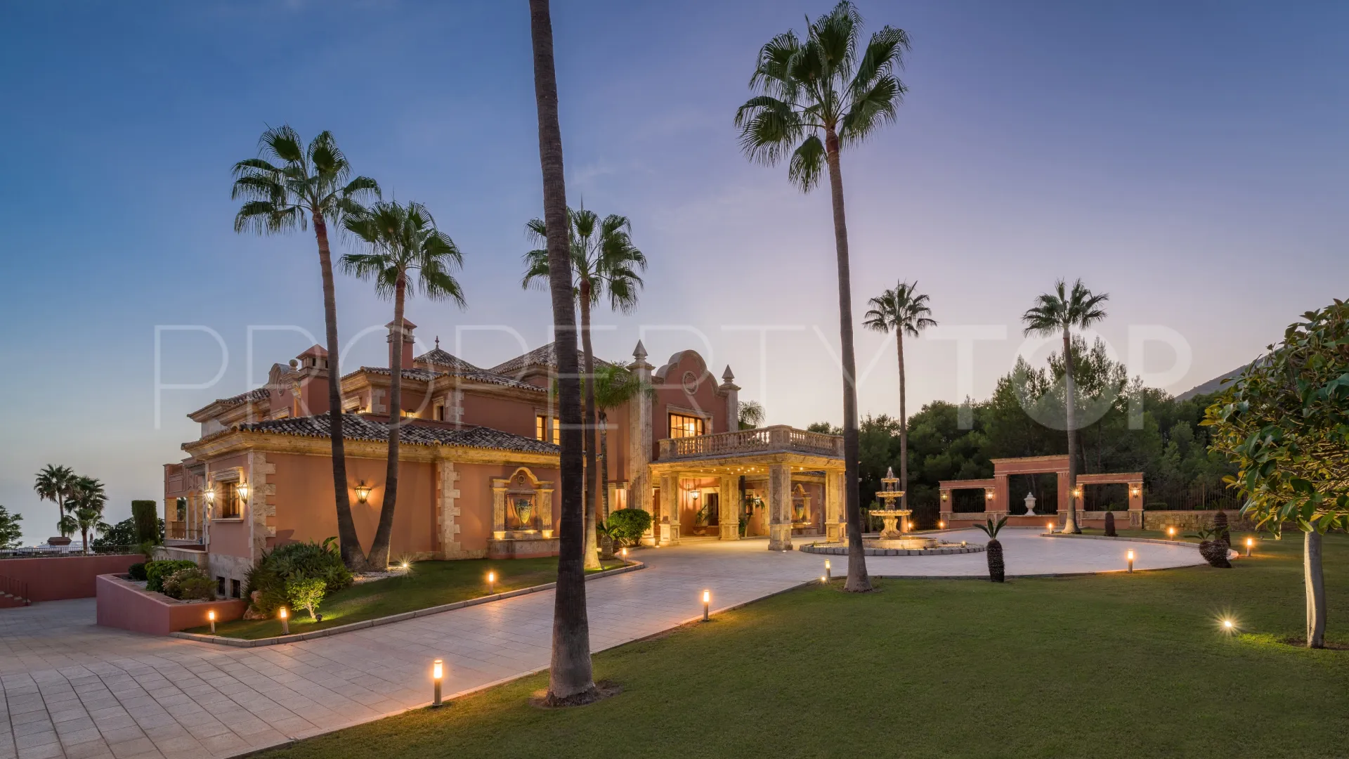 Buy villa in Sierra Blanca with 7 bedrooms