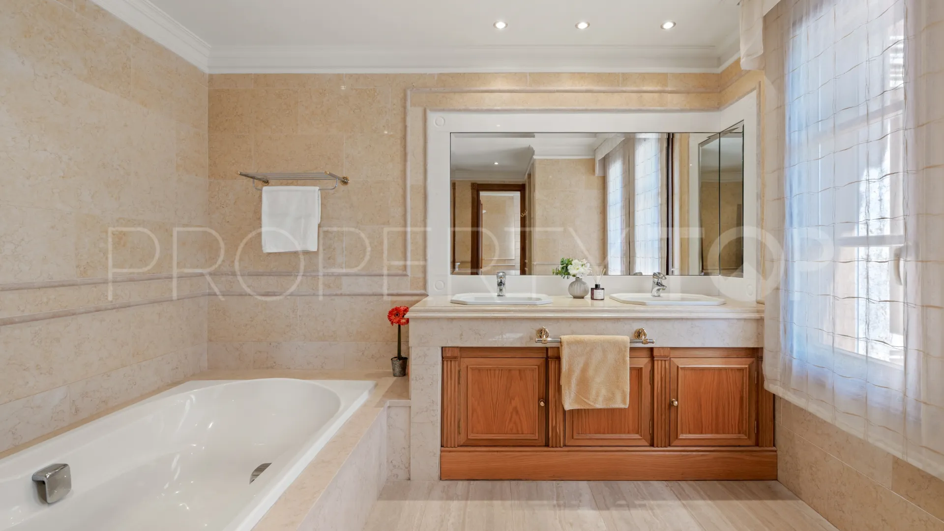Buy villa in Sierra Blanca with 7 bedrooms