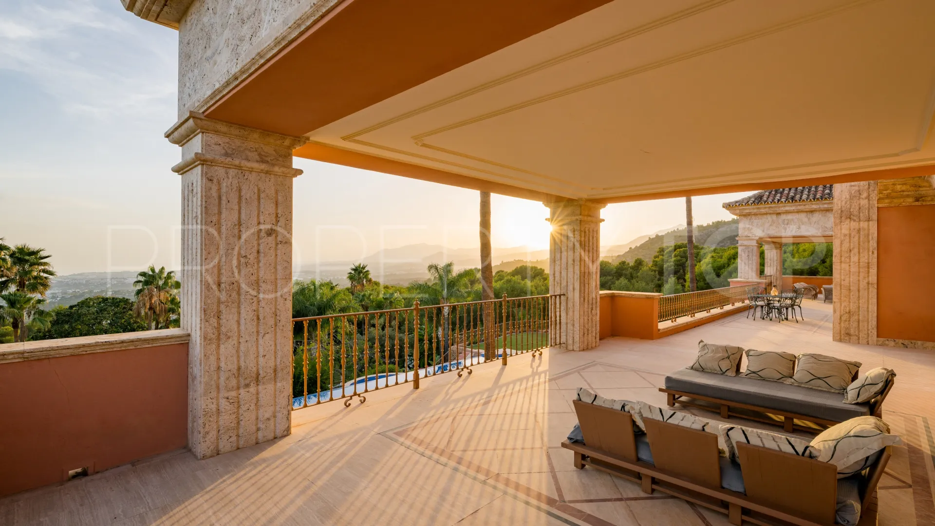 Buy villa in Sierra Blanca with 7 bedrooms