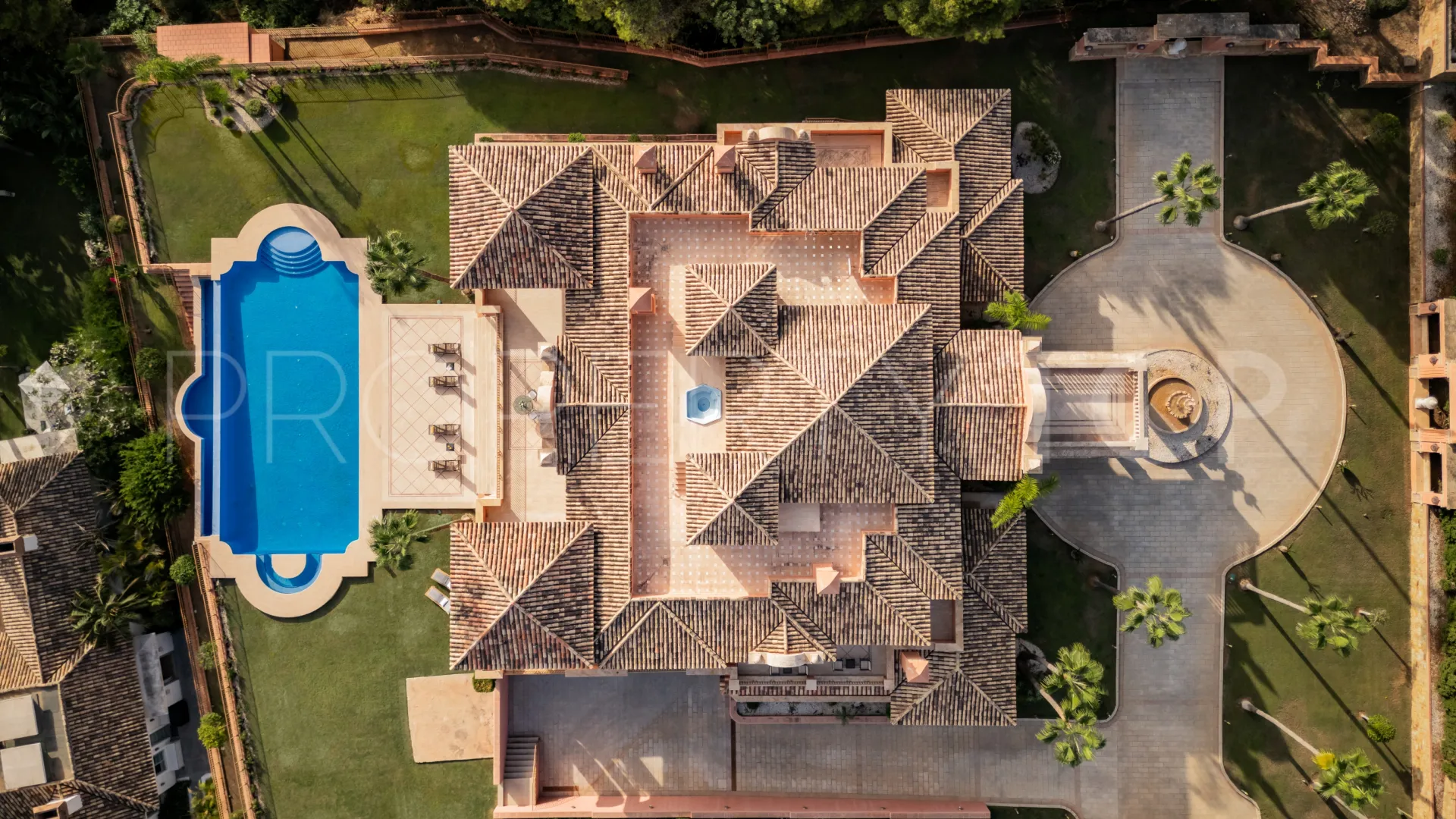 Buy villa in Sierra Blanca with 7 bedrooms