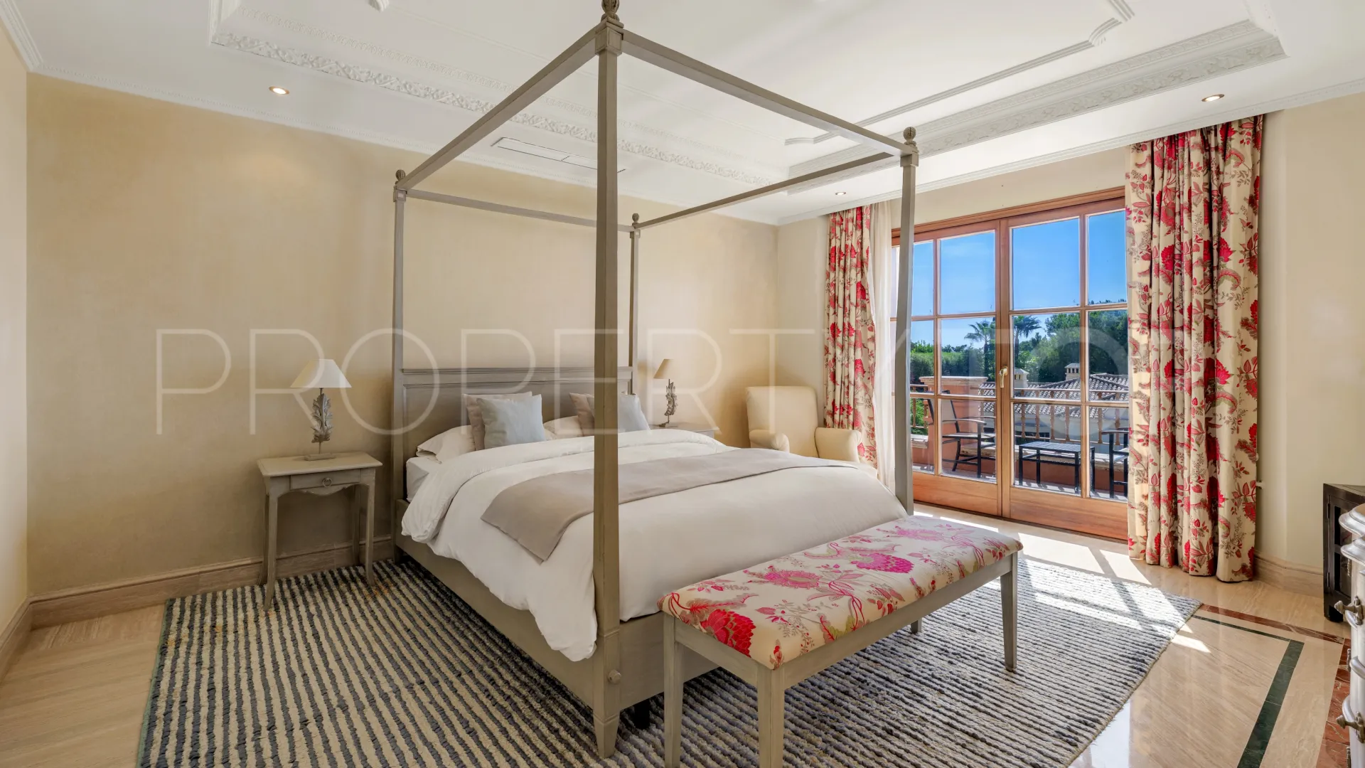Buy villa in Sierra Blanca with 7 bedrooms