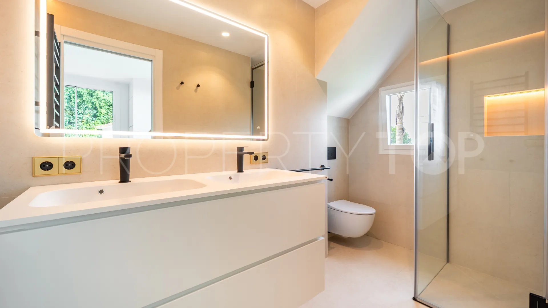 Elviria, villa de 4 dormitorios en venta