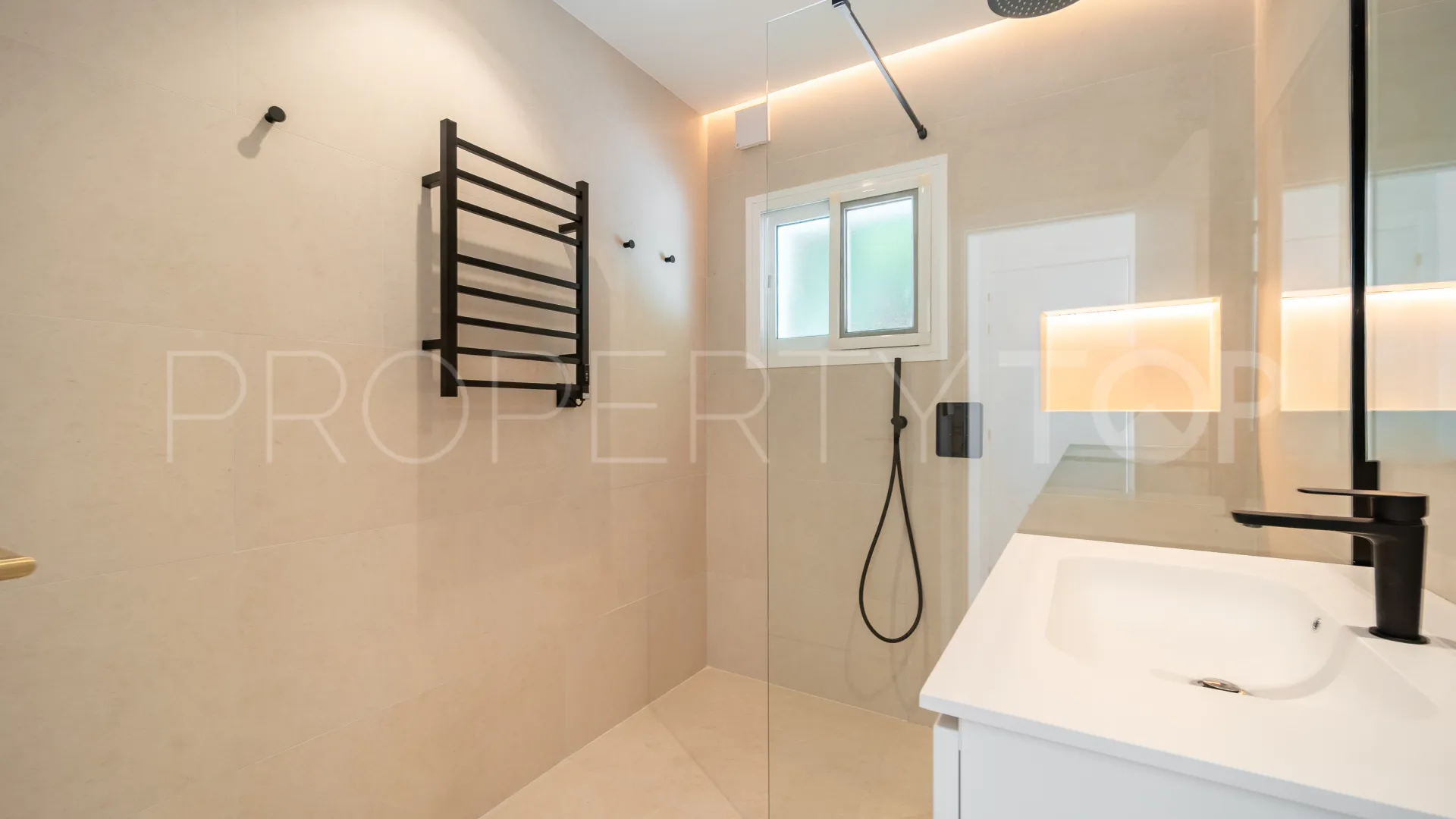 Elviria, villa de 4 dormitorios en venta