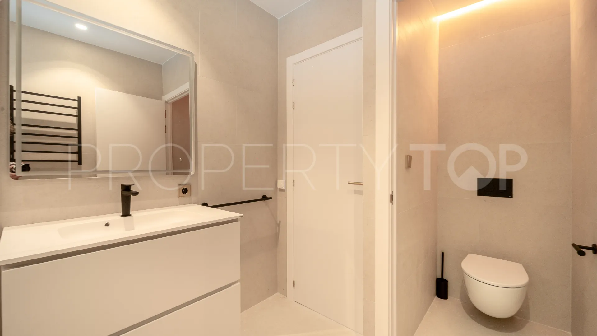 Elviria, villa de 4 dormitorios en venta