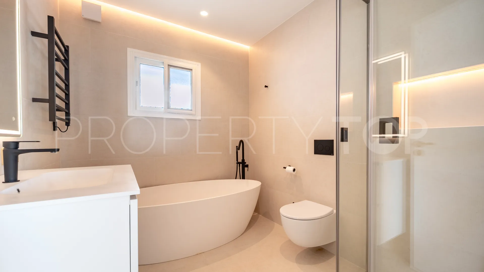 Elviria, villa de 4 dormitorios en venta