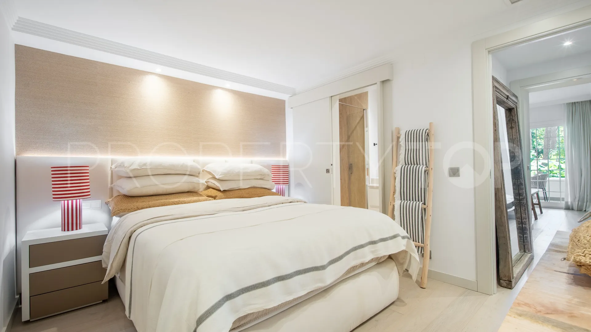 Ground floor apartment for sale in Puente Romano II with 2 bedrooms