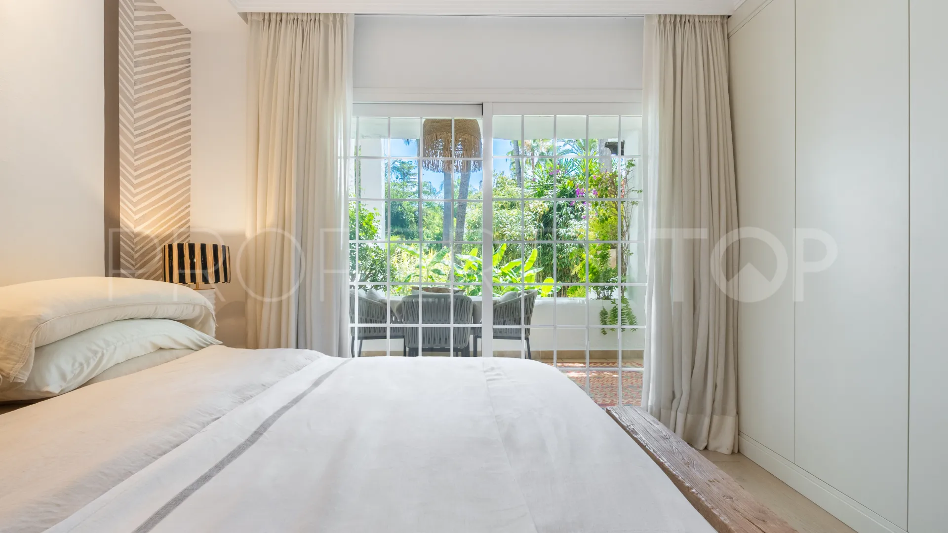 Ground floor apartment for sale in Puente Romano II with 2 bedrooms