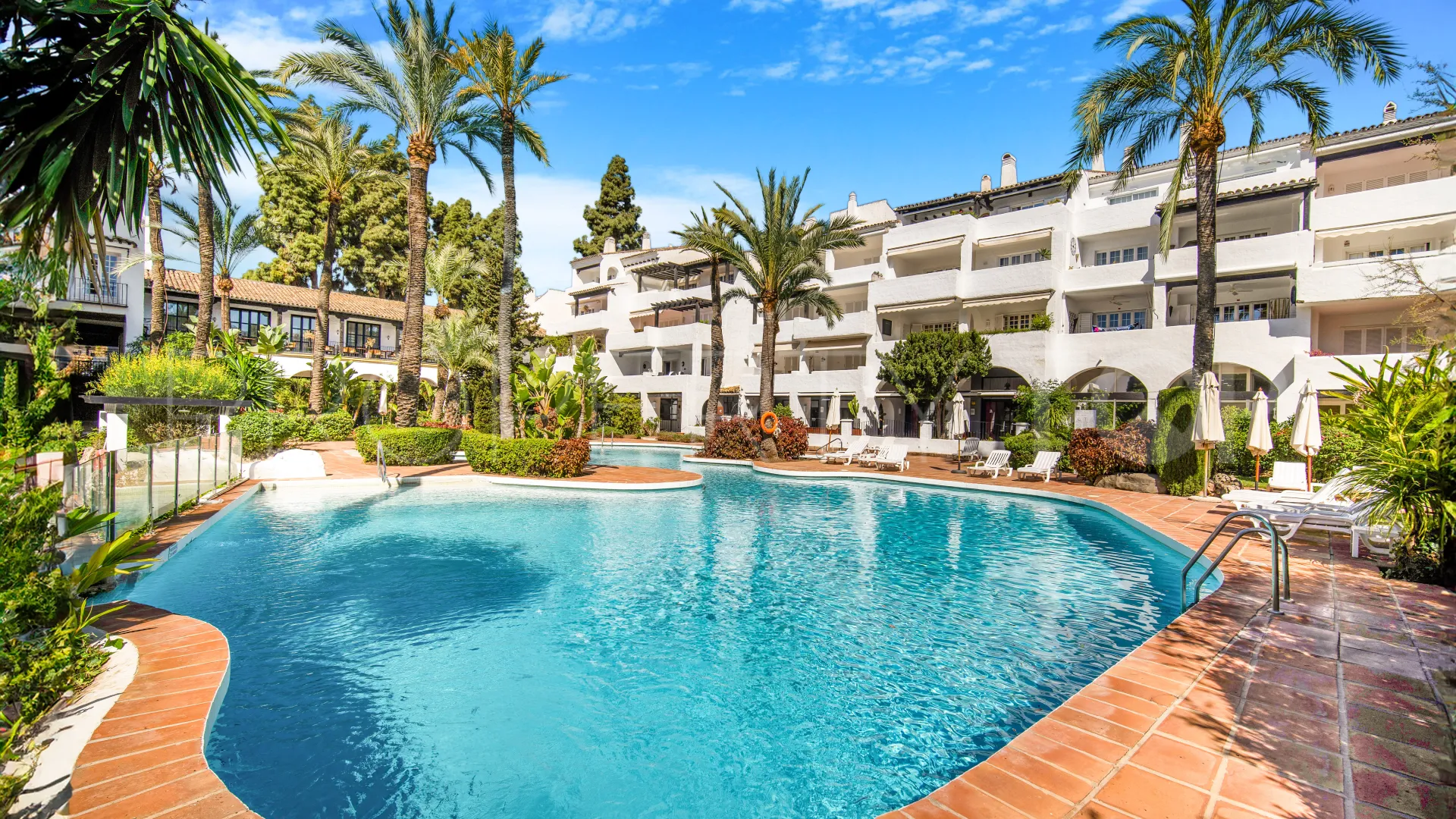 Ground floor apartment for sale in Puente Romano II with 2 bedrooms