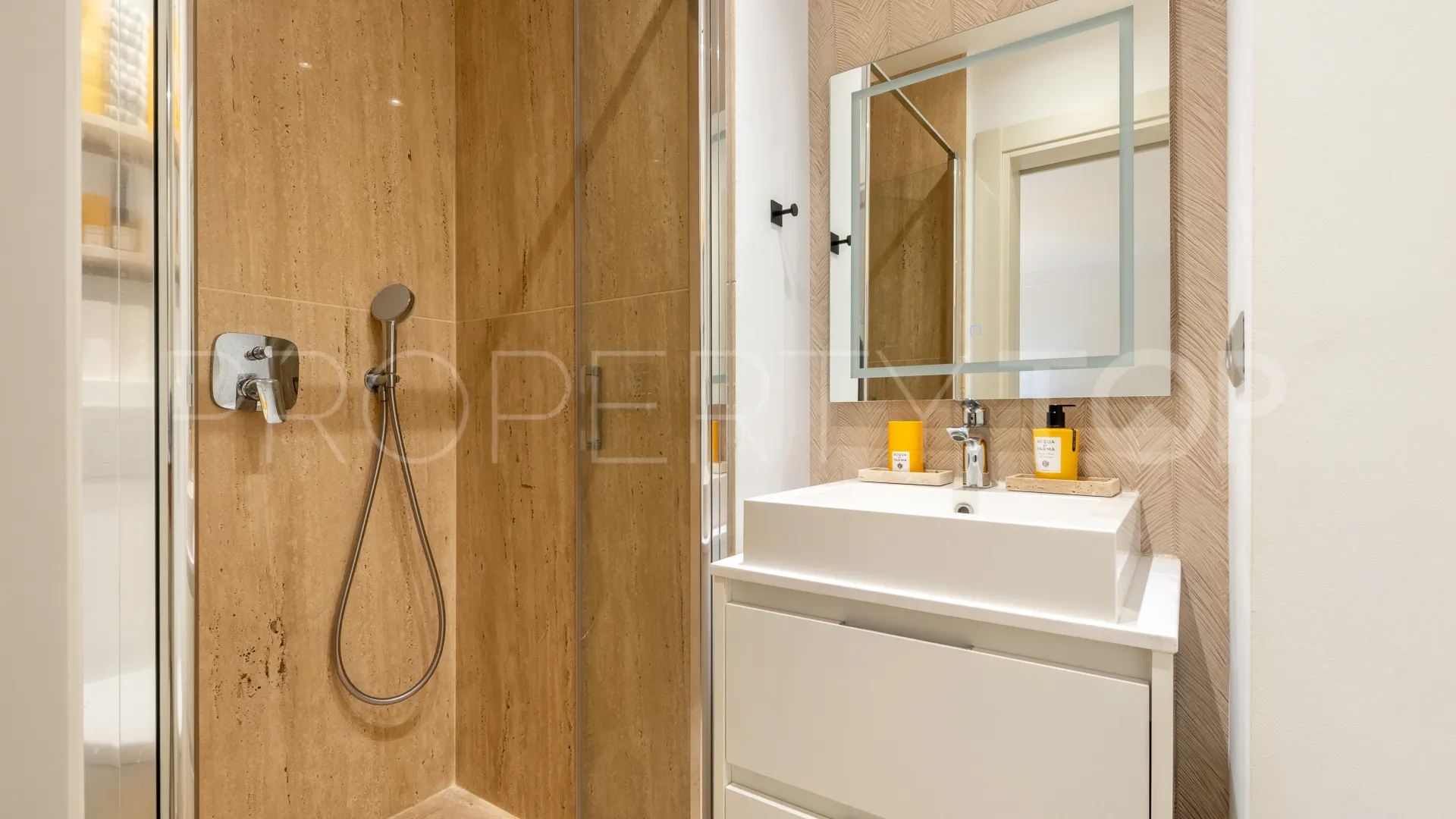 Ground floor apartment for sale in Puente Romano II with 2 bedrooms
