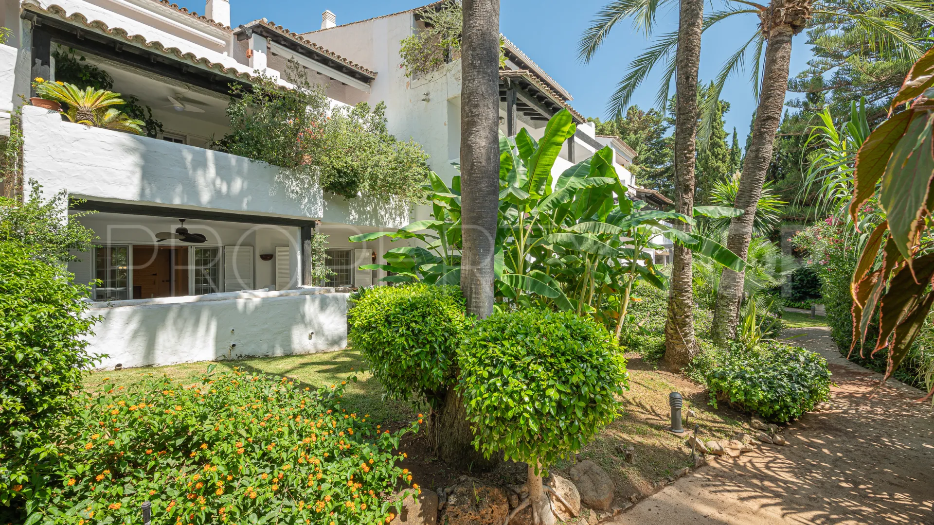 Ground floor apartment for sale in Puente Romano II with 2 bedrooms