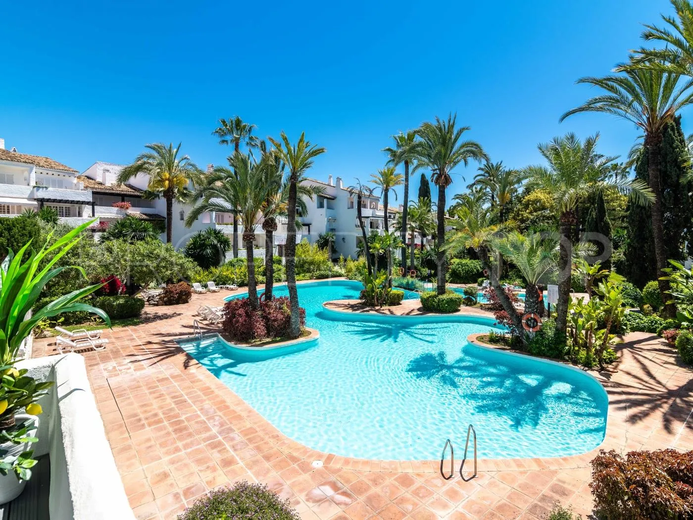 Ground floor apartment for sale in Puente Romano II with 2 bedrooms