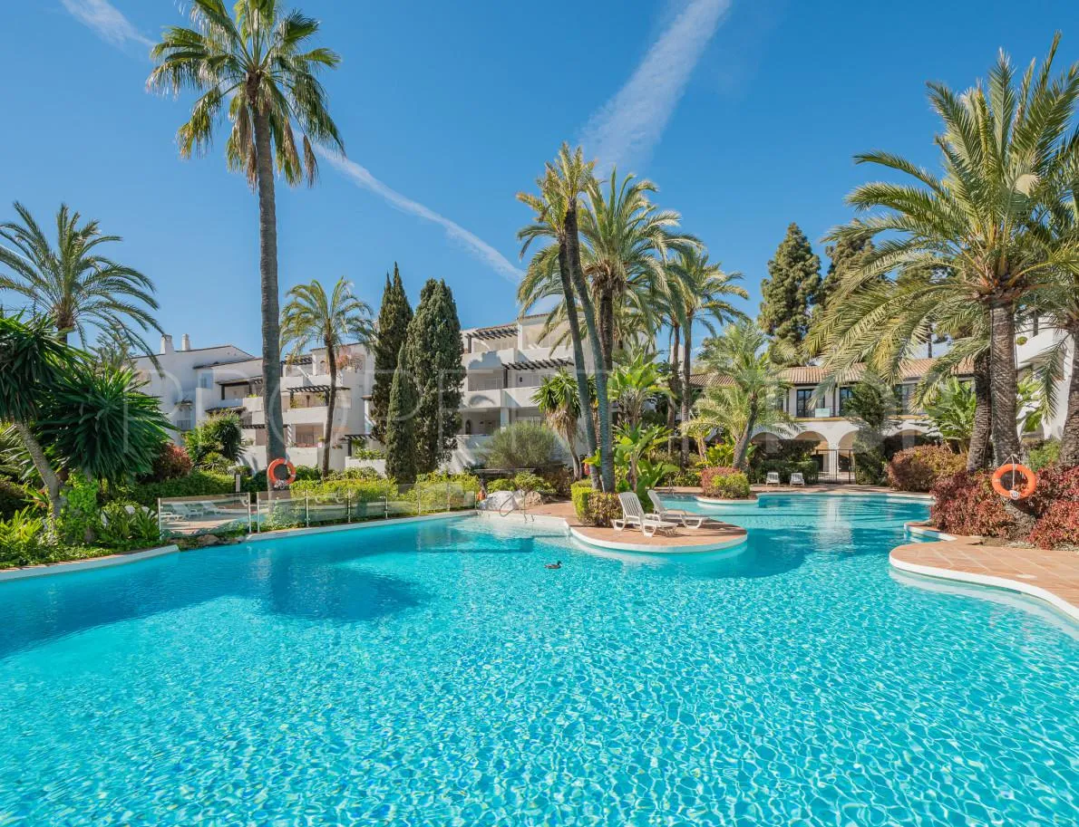 Ground floor apartment for sale in Puente Romano II with 2 bedrooms