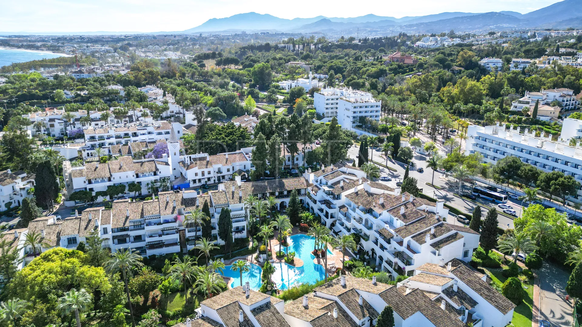 Ground floor apartment for sale in Puente Romano II with 2 bedrooms