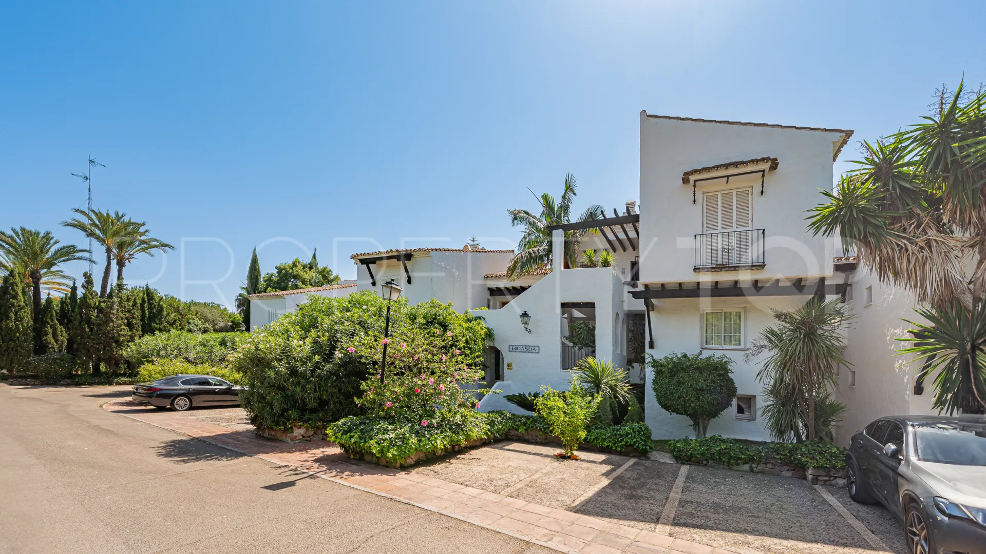 Ground floor apartment for sale in Puente Romano II with 2 bedrooms