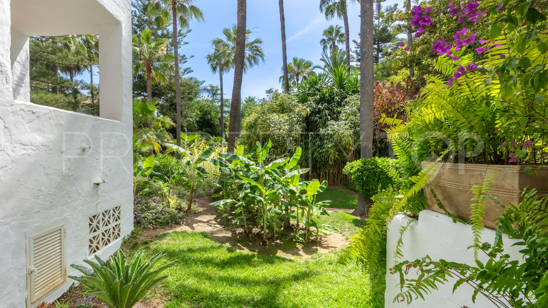 Ground floor apartment for sale in Puente Romano II with 2 bedrooms