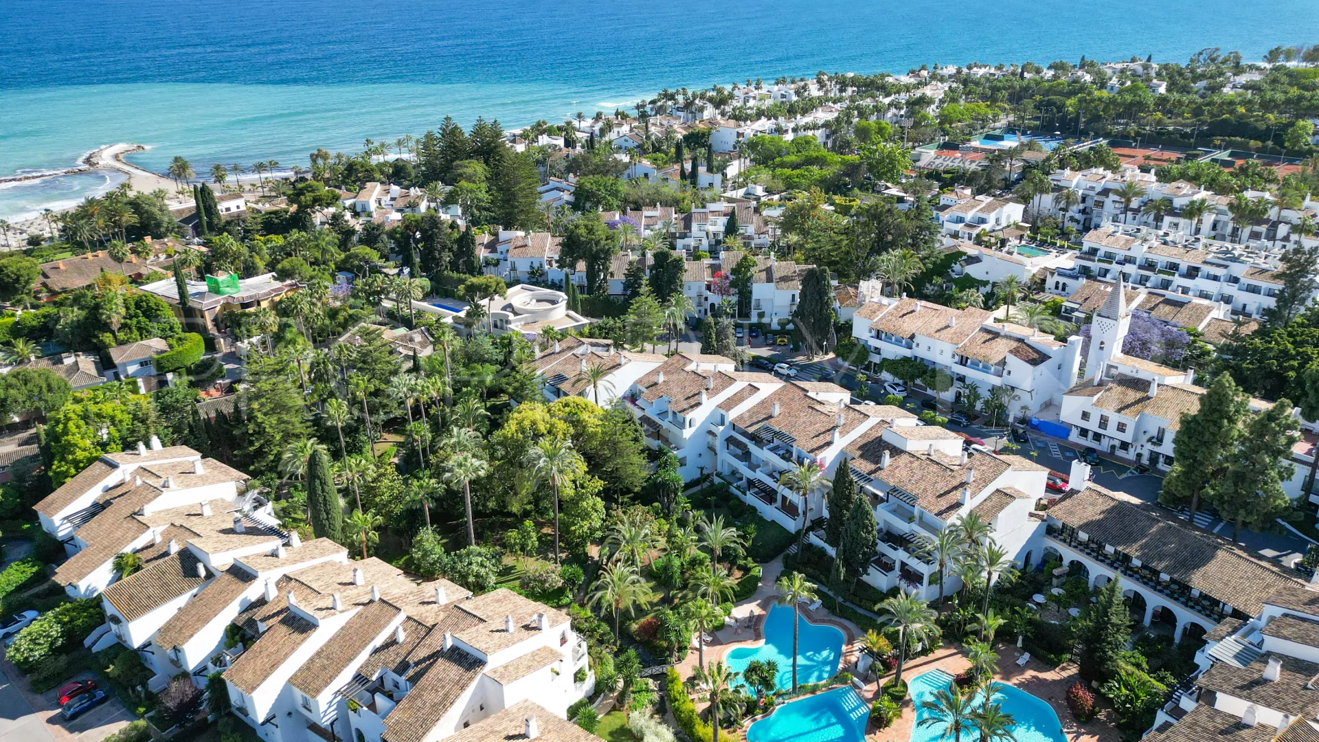 Ground floor apartment for sale in Puente Romano II with 2 bedrooms