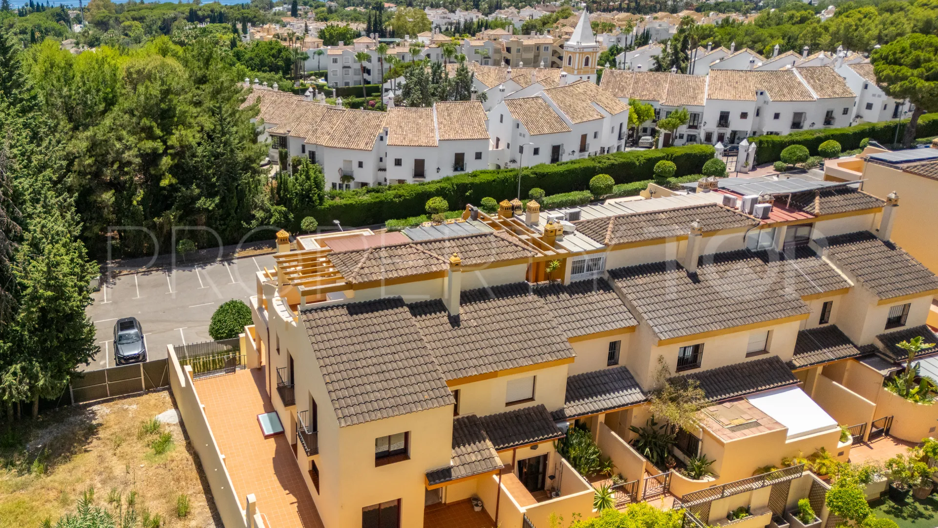 Se vende pareado en Corona de Nagüeles de 3 dormitorios