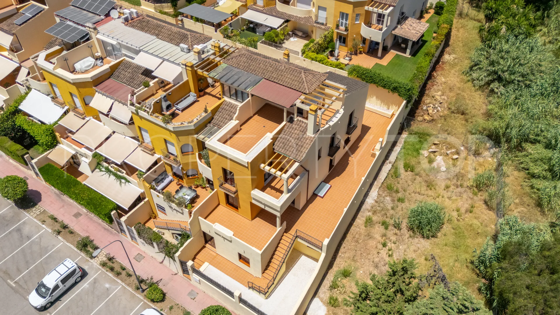 Se vende pareado en Corona de Nagüeles de 3 dormitorios