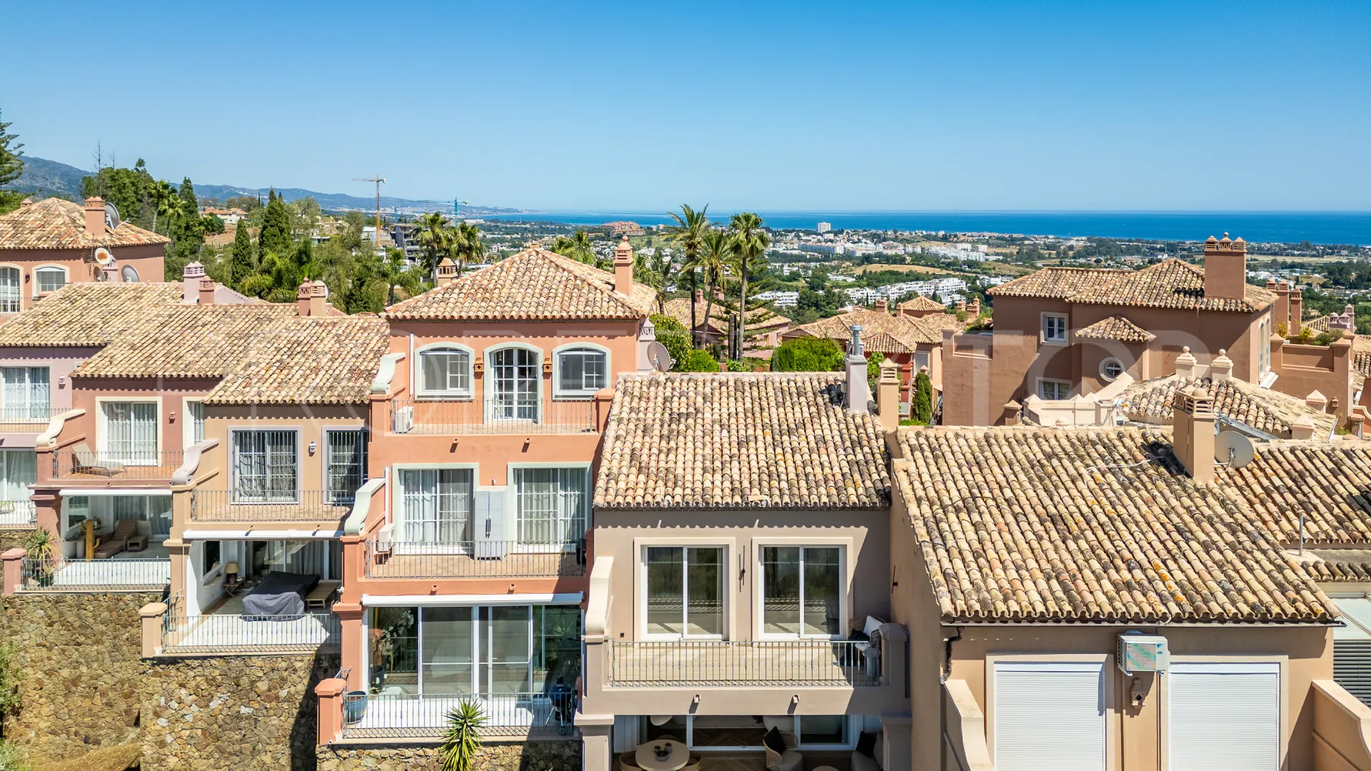 For sale 3 bedrooms town house in Monte Halcones