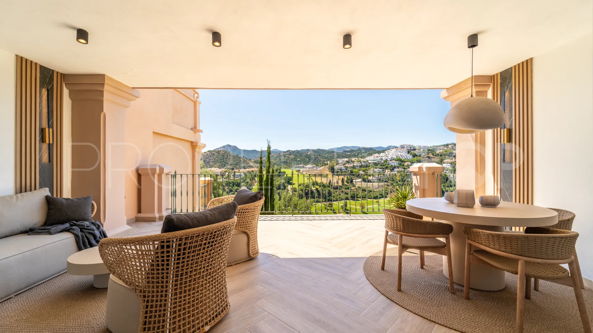 For sale 3 bedrooms town house in Monte Halcones