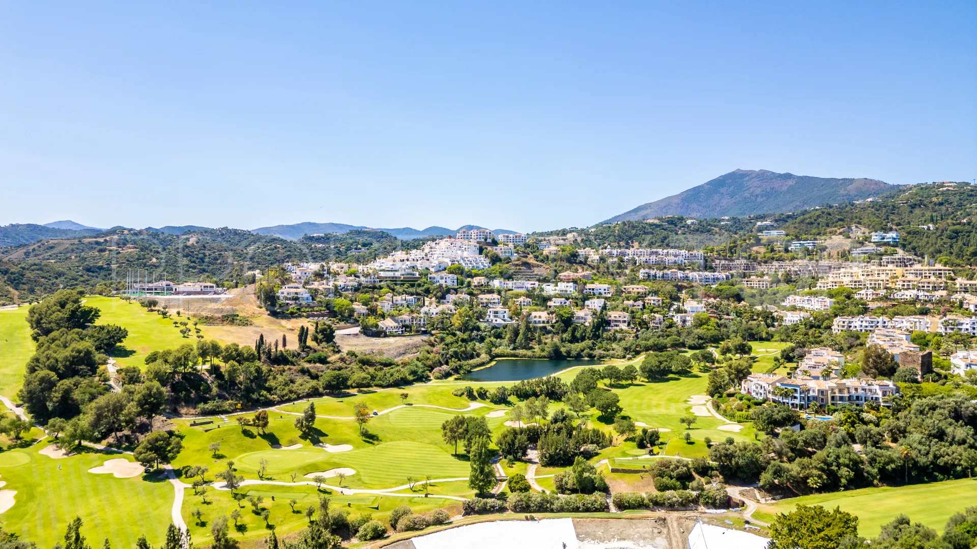 For sale 3 bedrooms town house in Monte Halcones