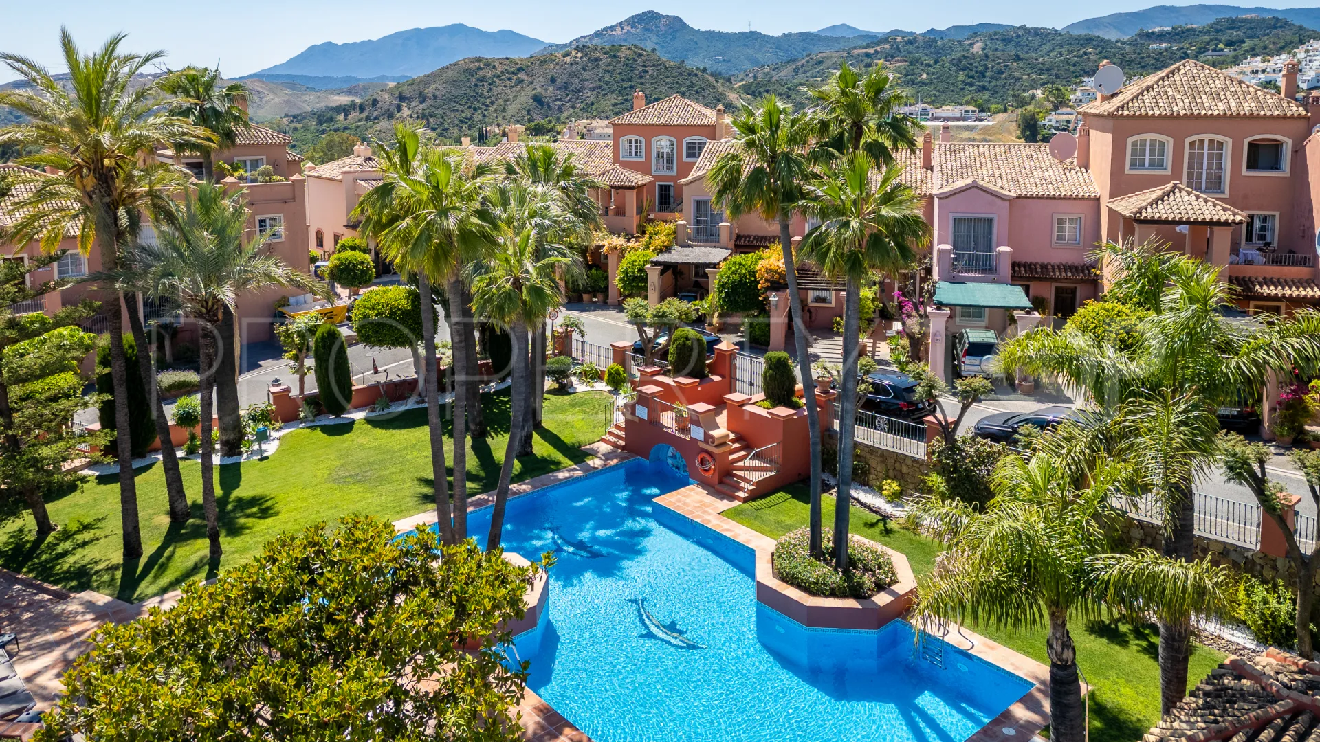For sale 3 bedrooms town house in Monte Halcones