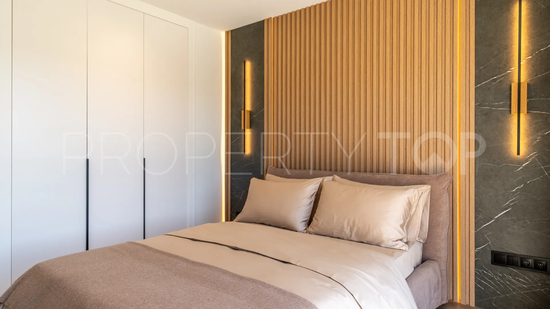 For sale 3 bedrooms town house in Monte Halcones