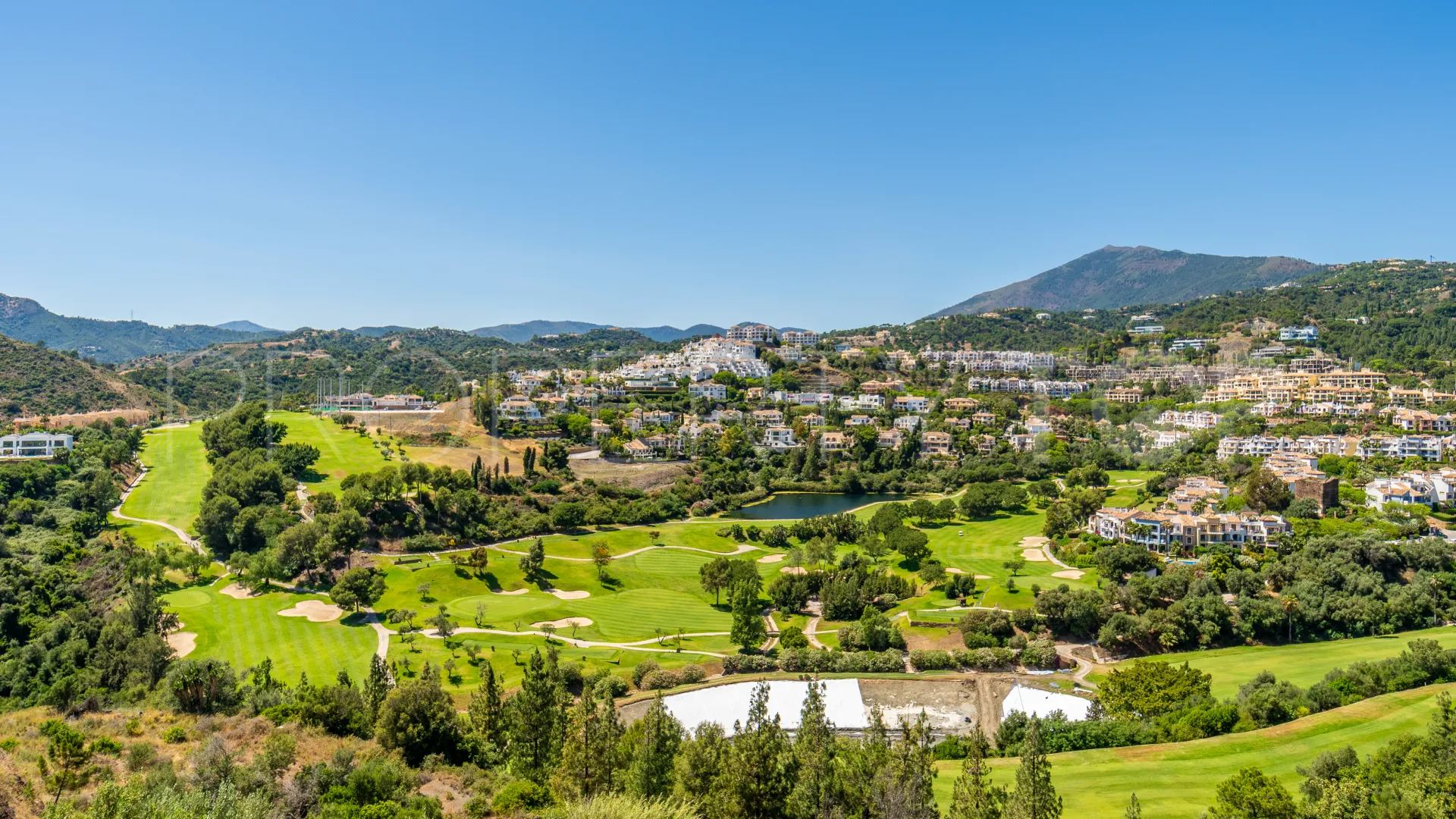 For sale 3 bedrooms town house in Monte Halcones