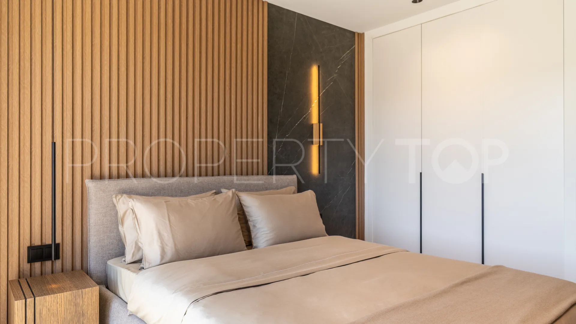 For sale 3 bedrooms town house in Monte Halcones