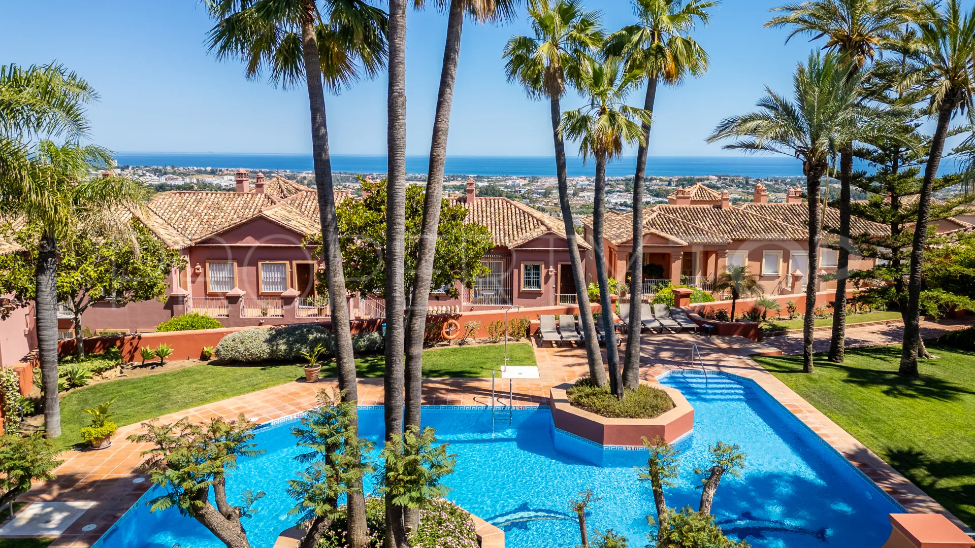For sale 3 bedrooms town house in Monte Halcones