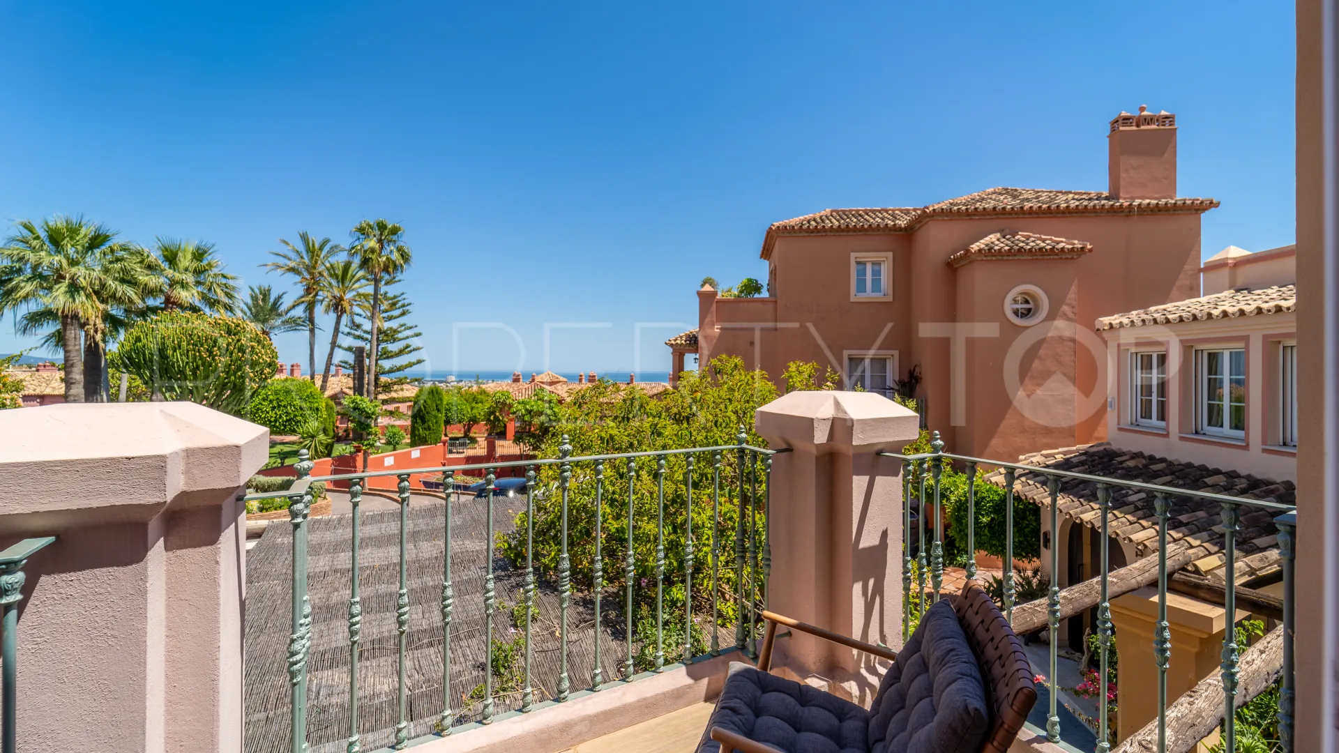 For sale 3 bedrooms town house in Monte Halcones