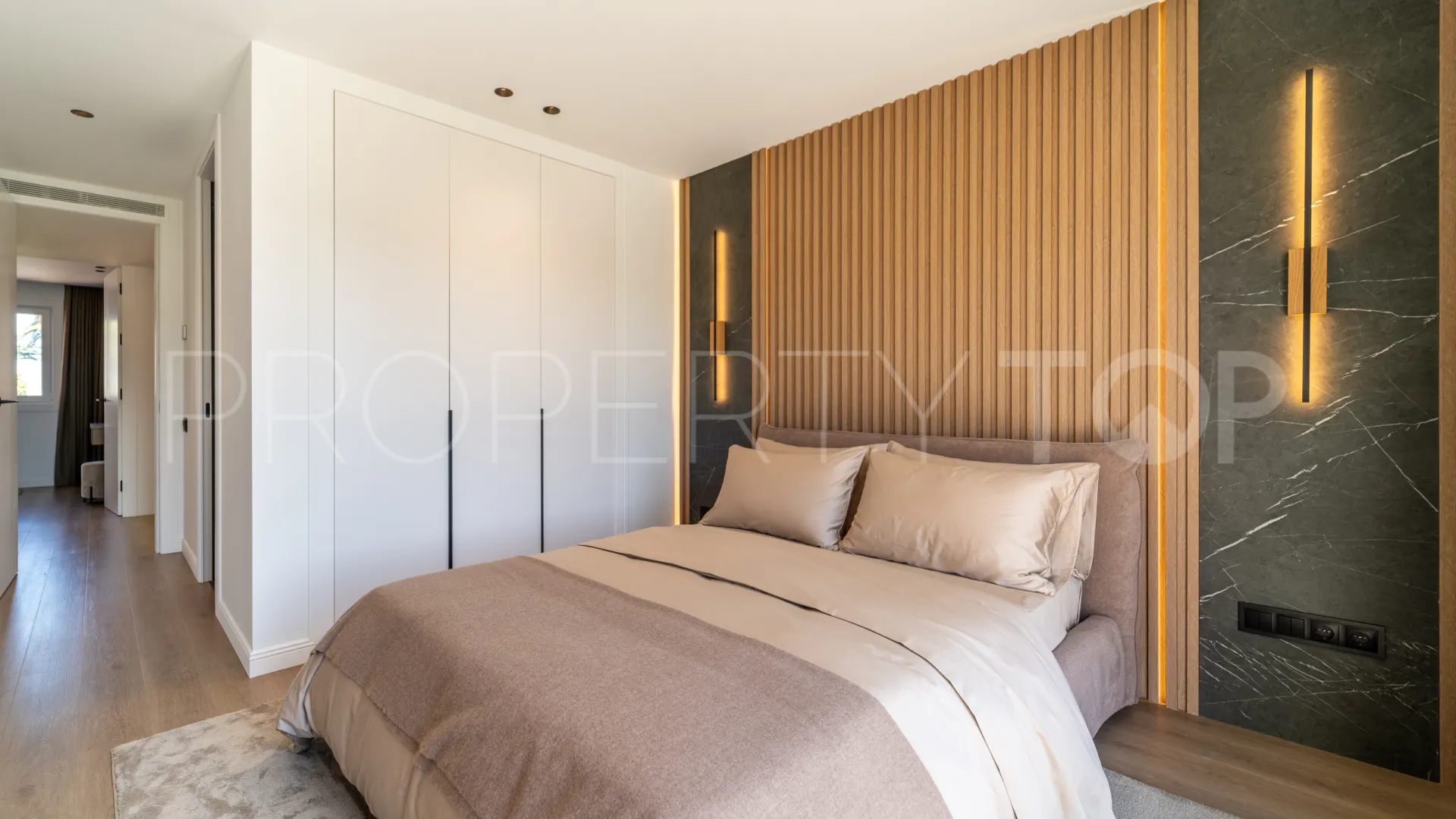 For sale 3 bedrooms town house in Monte Halcones