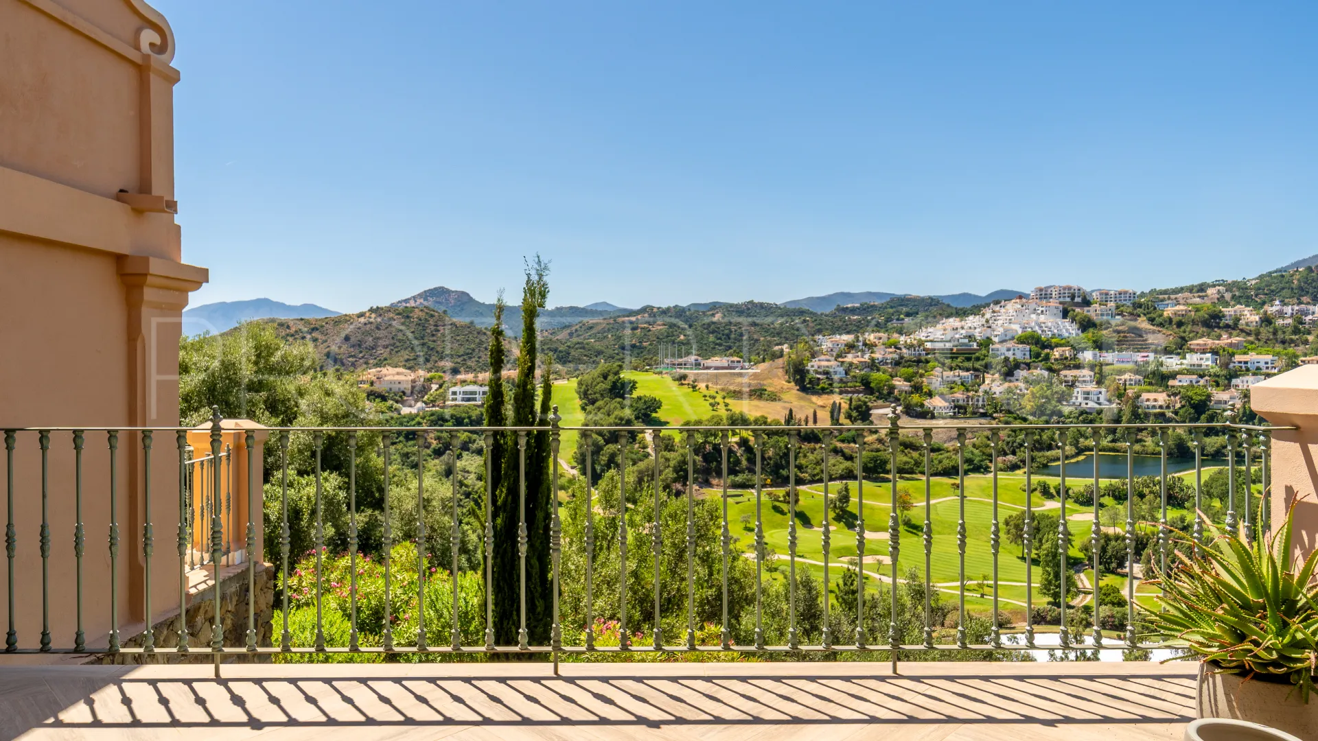 For sale 3 bedrooms town house in Monte Halcones